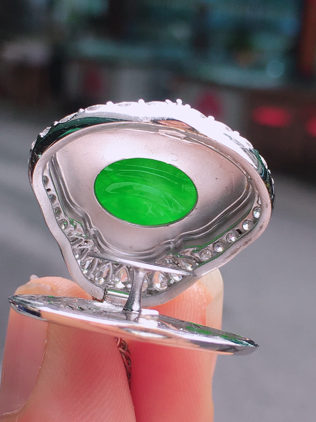 阳绿佛公吊坠，色泽均匀艳丽，玉质细腻，荧光感超
强，饱满圆润，尽显优雅气质，18k
金豪华镶嵌