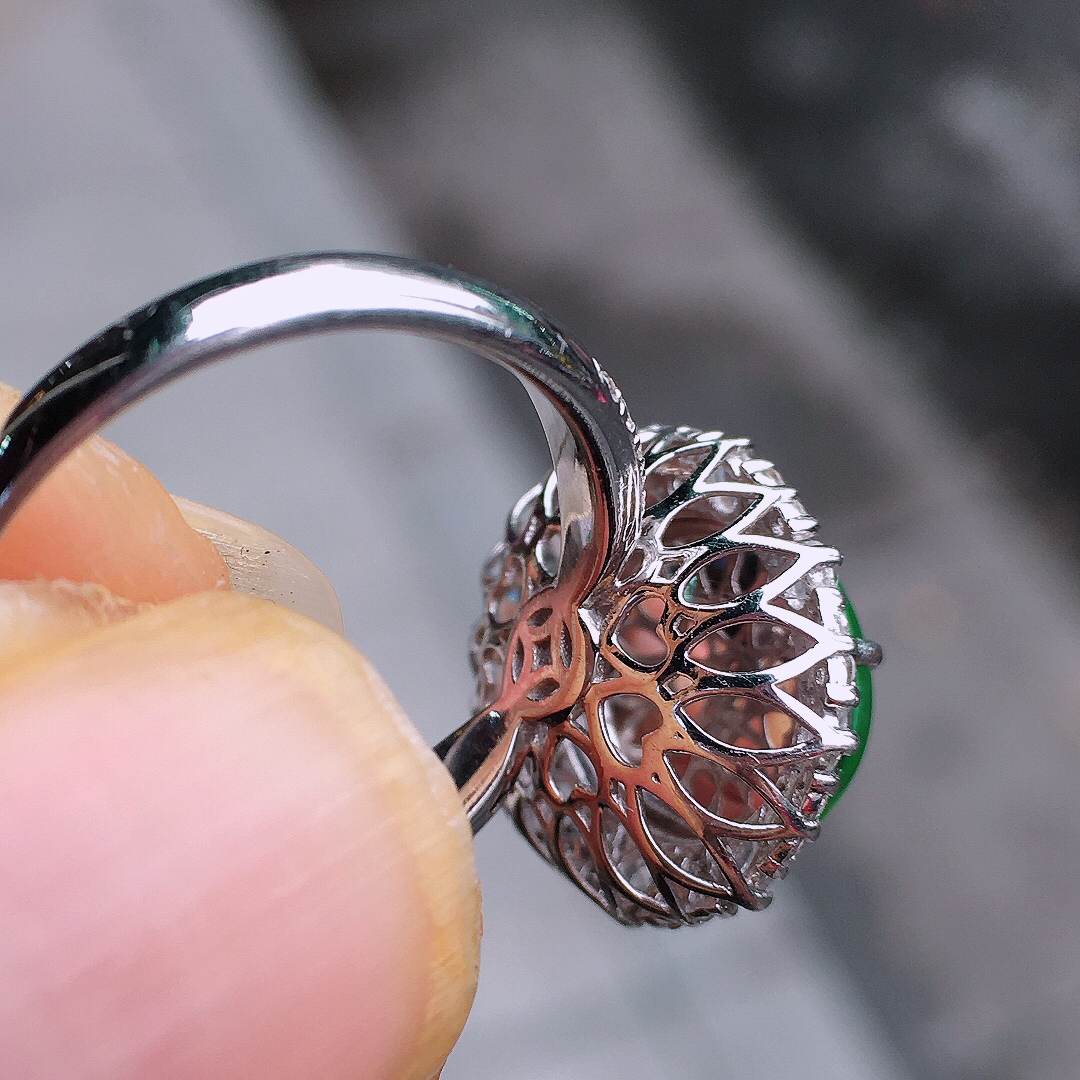 阳绿蛋面戒指，色泽均匀艳丽，玉质细腻，荧光感超
强，饱满圆润，尽显优雅气质，18k
金豪华镶嵌