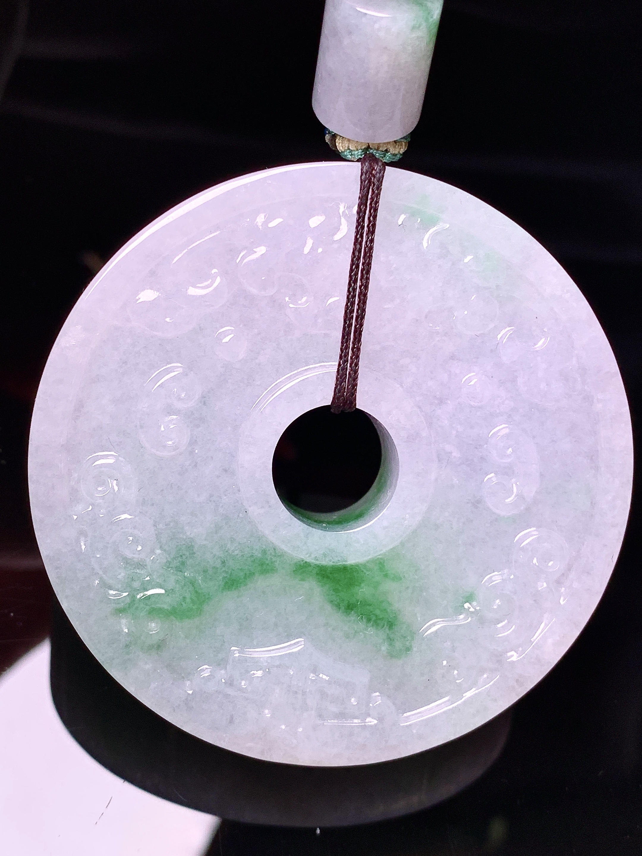 飘绿仿古平安扣吊坠 玉质细腻 色泽艳丽清新 水润亮眼 整体尺寸52.8*12w1