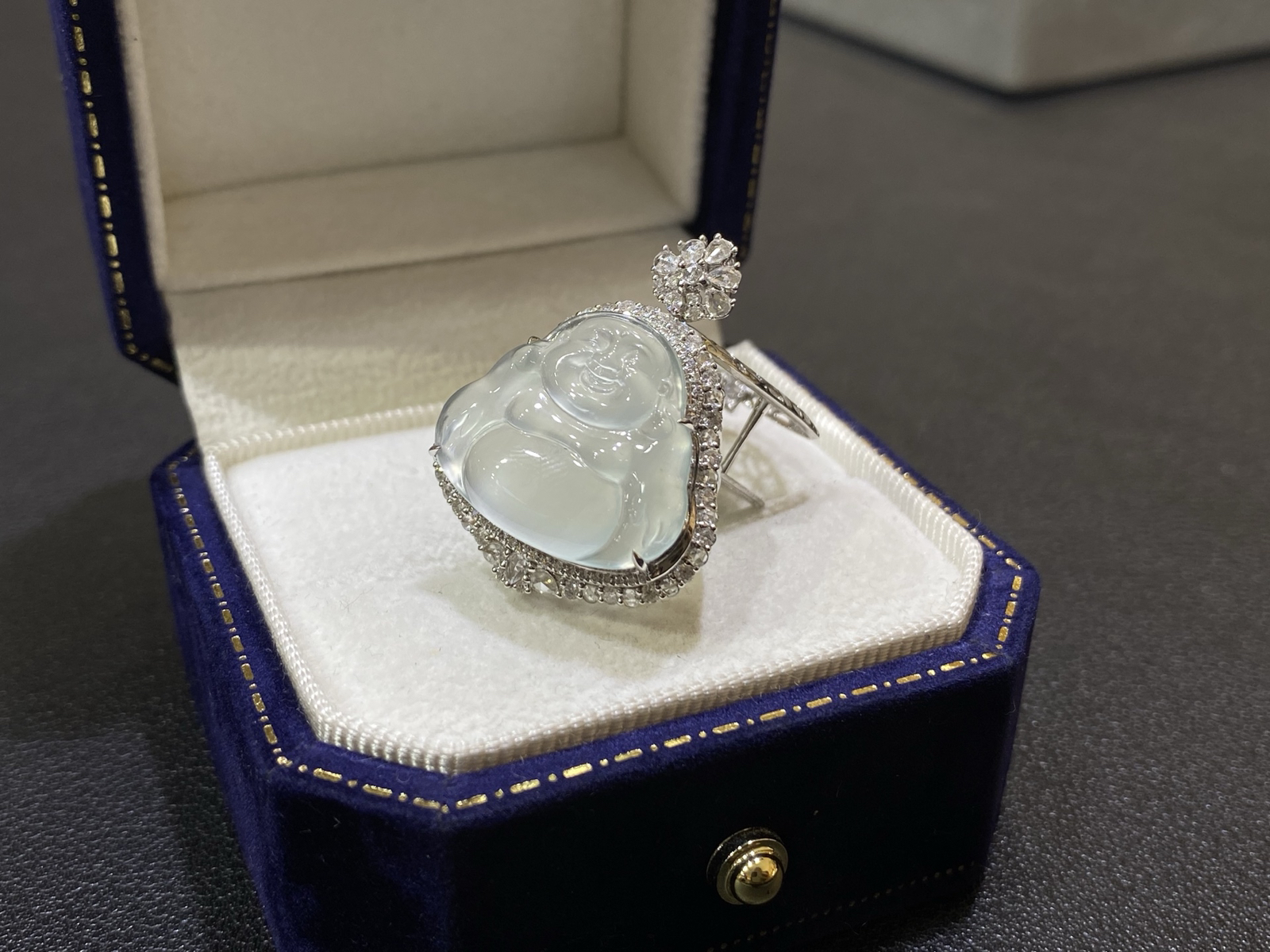 18Ｋ茅台白玻璃种起钢佛公吊坠
整体30.6/23.9/12.7
裸石18/20.5/3