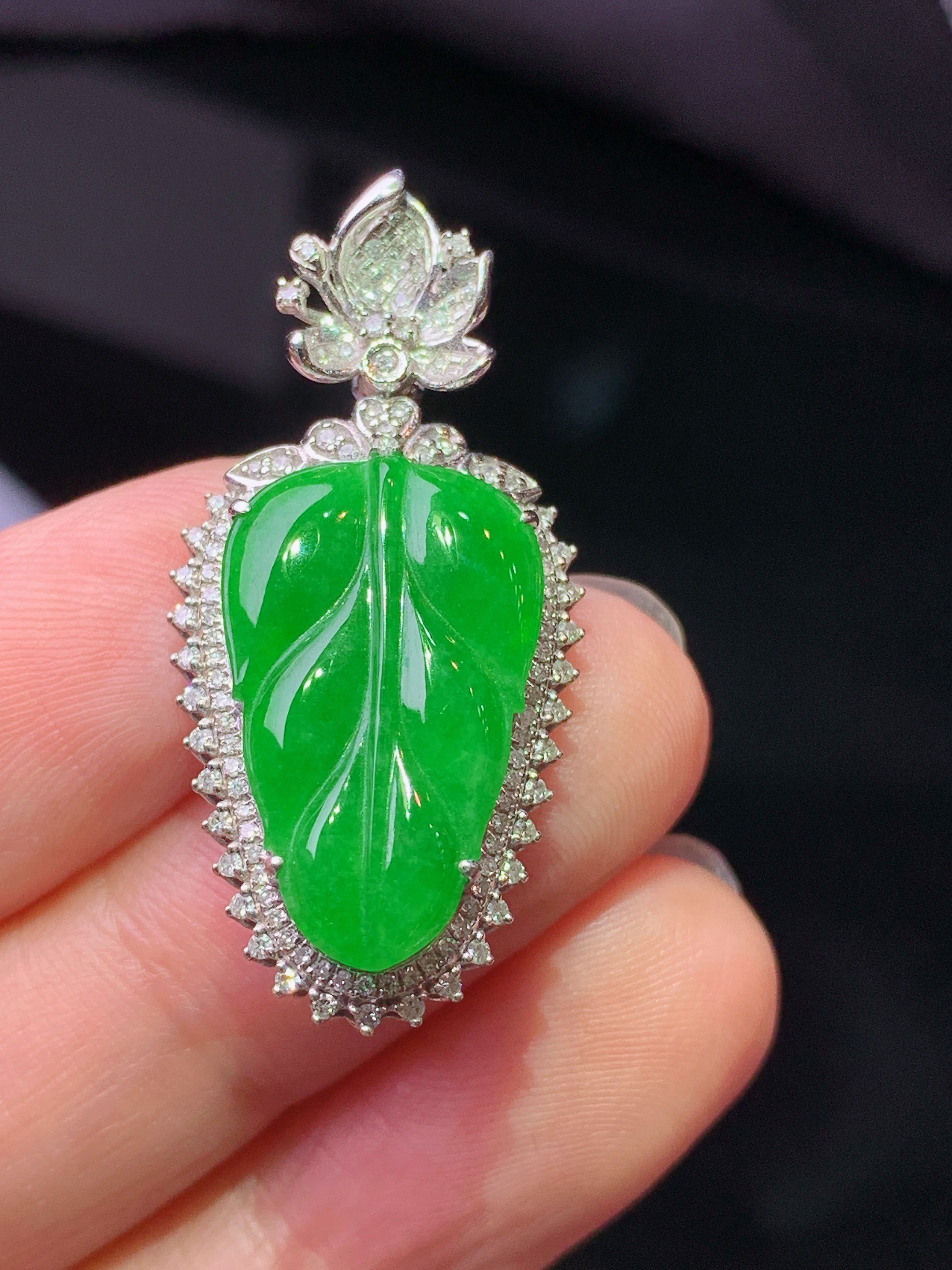 18k金钻镶嵌满绿树叶吊坠 玉质细腻 色泽艳丽清新 水润亮眼 整体尺寸32.7*16*7.6g2