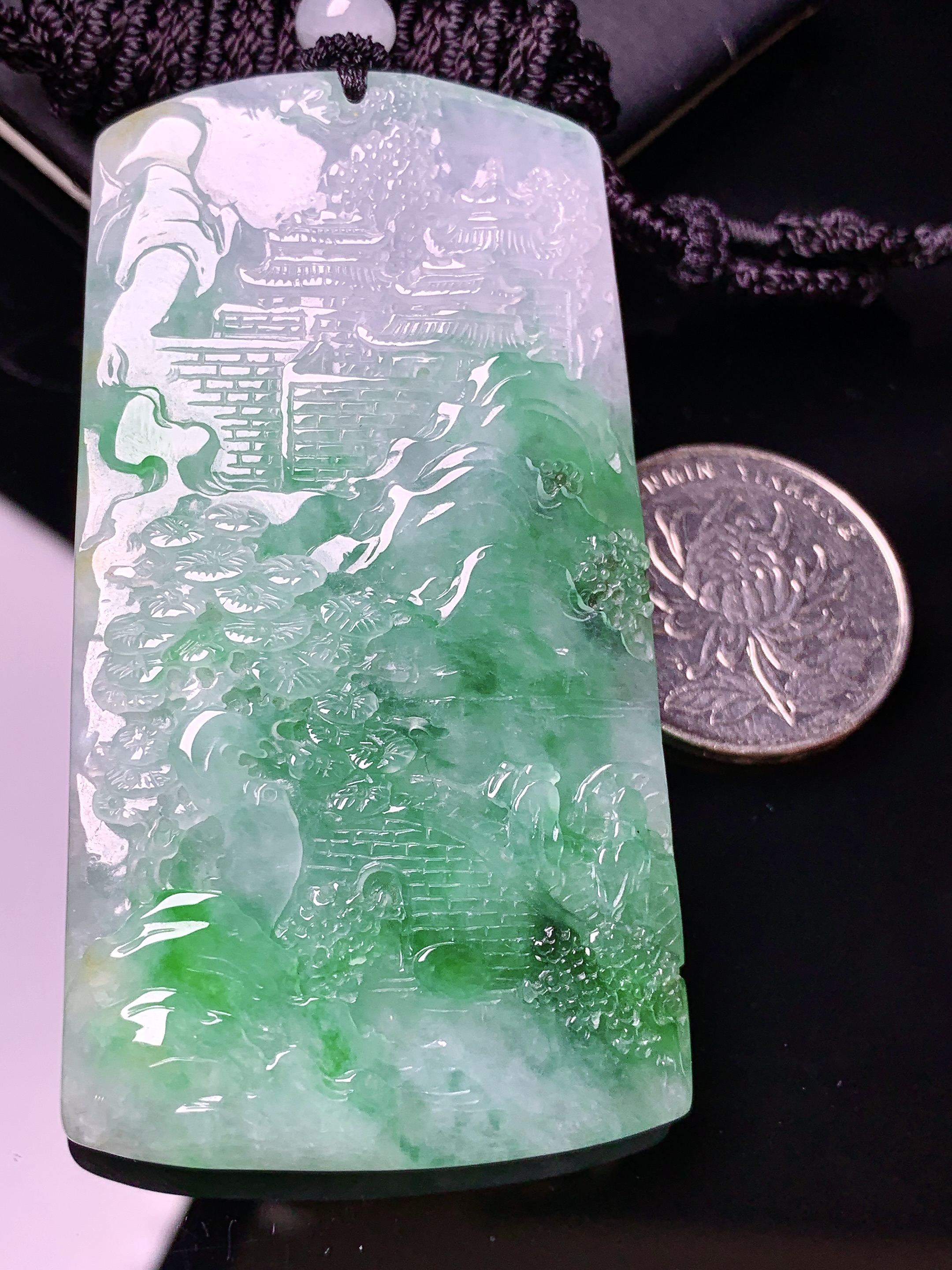 飘绿山水牌子吊坠 玉质细腻 色泽艳丽清新 水润亮眼 整体尺寸69.2*37.3*7.8L1