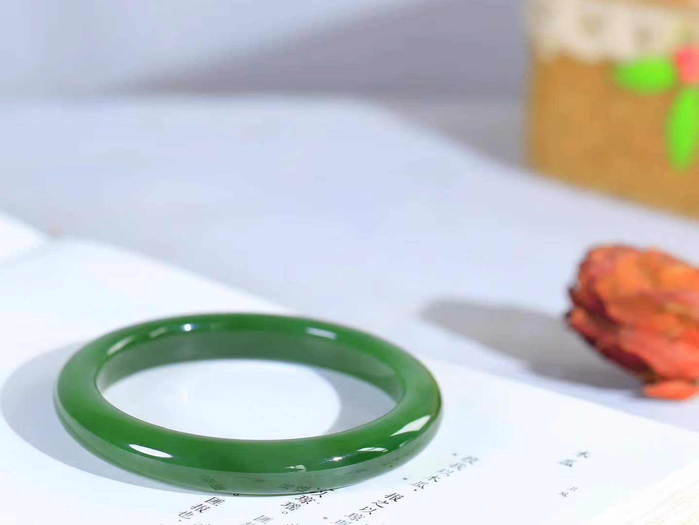 【温润如心.镯】

精品和田玉碧玉手镯，精选上等碧玉料，色泽清透，质地细腻。佩戴它，感受千年玉文化的温润与优雅，愿它为您带来平安与幸福。重52.5克  尺寸62-10.4-8.7mm  1040211A