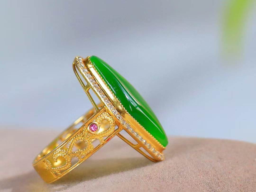 【金镶玉.戒指】

精品和田玉碧玉猫眼18k金镶嵌戒指 玉质细腻温润 油性十足 ，不论时光如何流转变化，这枚戒指始终闪耀着最初的光芒。精工镶嵌18K金 （保真金 可检测贵金属18K金） 重3.9克 尺寸17-21.4-11mm 78372255A