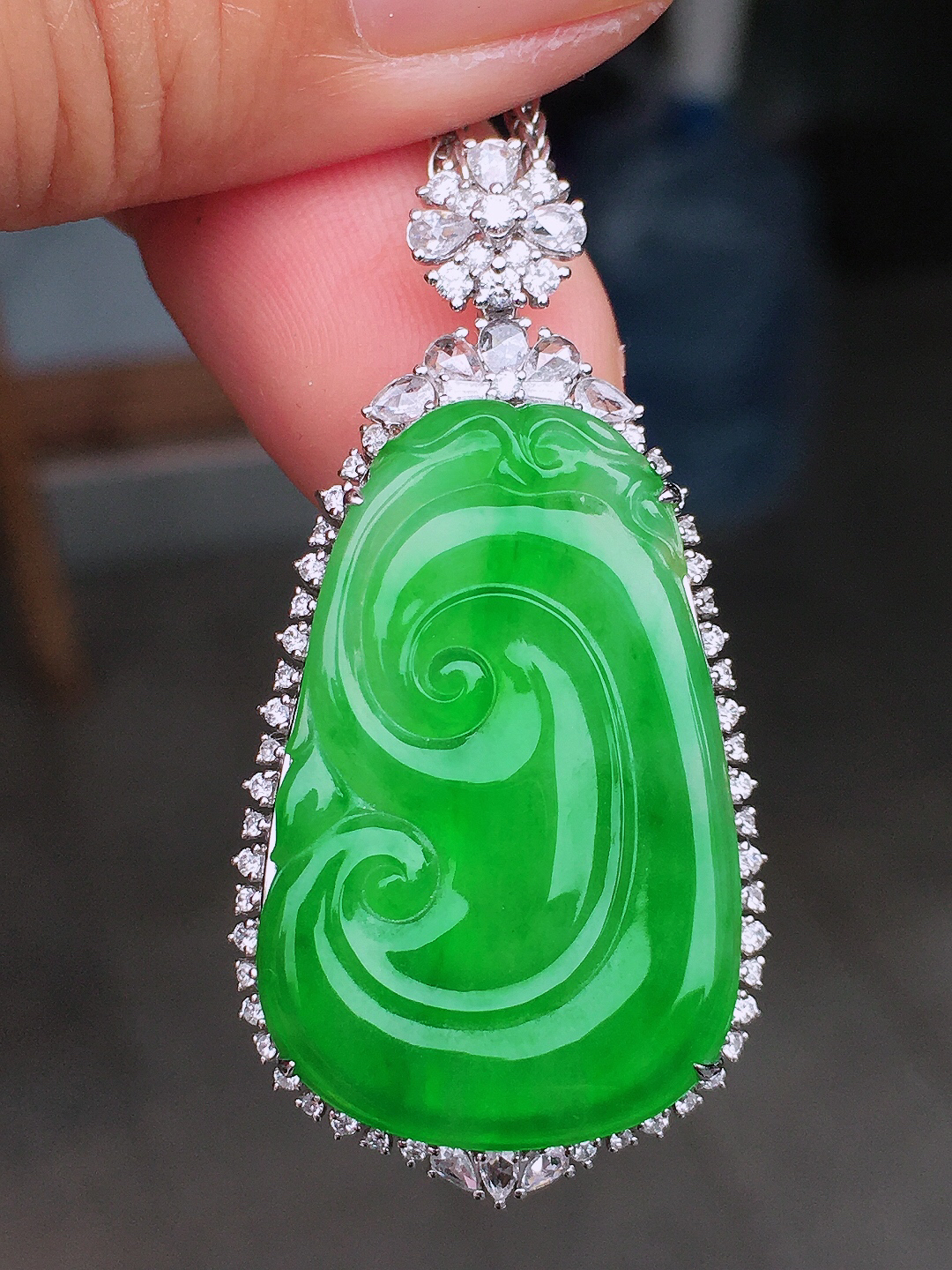 阳绿如意吊坠，色泽均匀艳丽，玉质细腻，荧光感超
强，饱满圆润，尽显优雅气质，18k
金豪华镶嵌