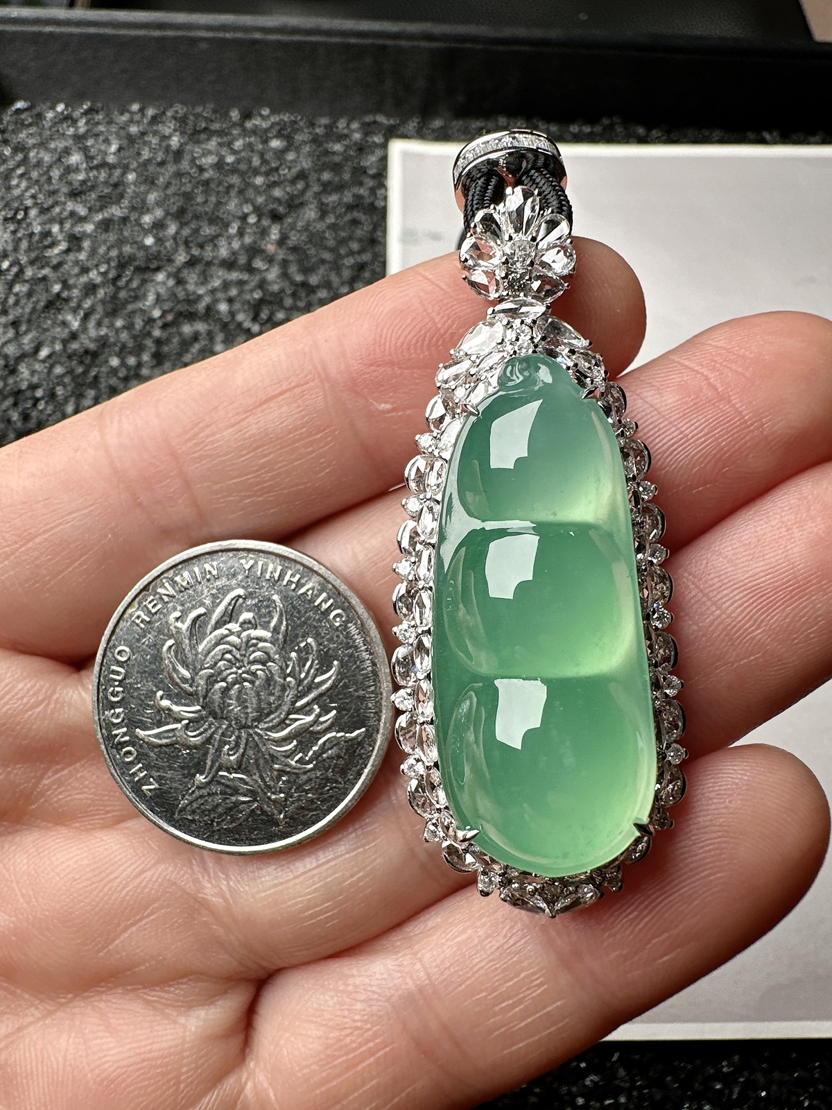 【冰种晴绿福豆吊坠】种地上乘，冰感十足，通透起光，饱满圆润，收藏品质，18k金钻镶嵌，裸石尺寸34.4*14.4*8.6毫米