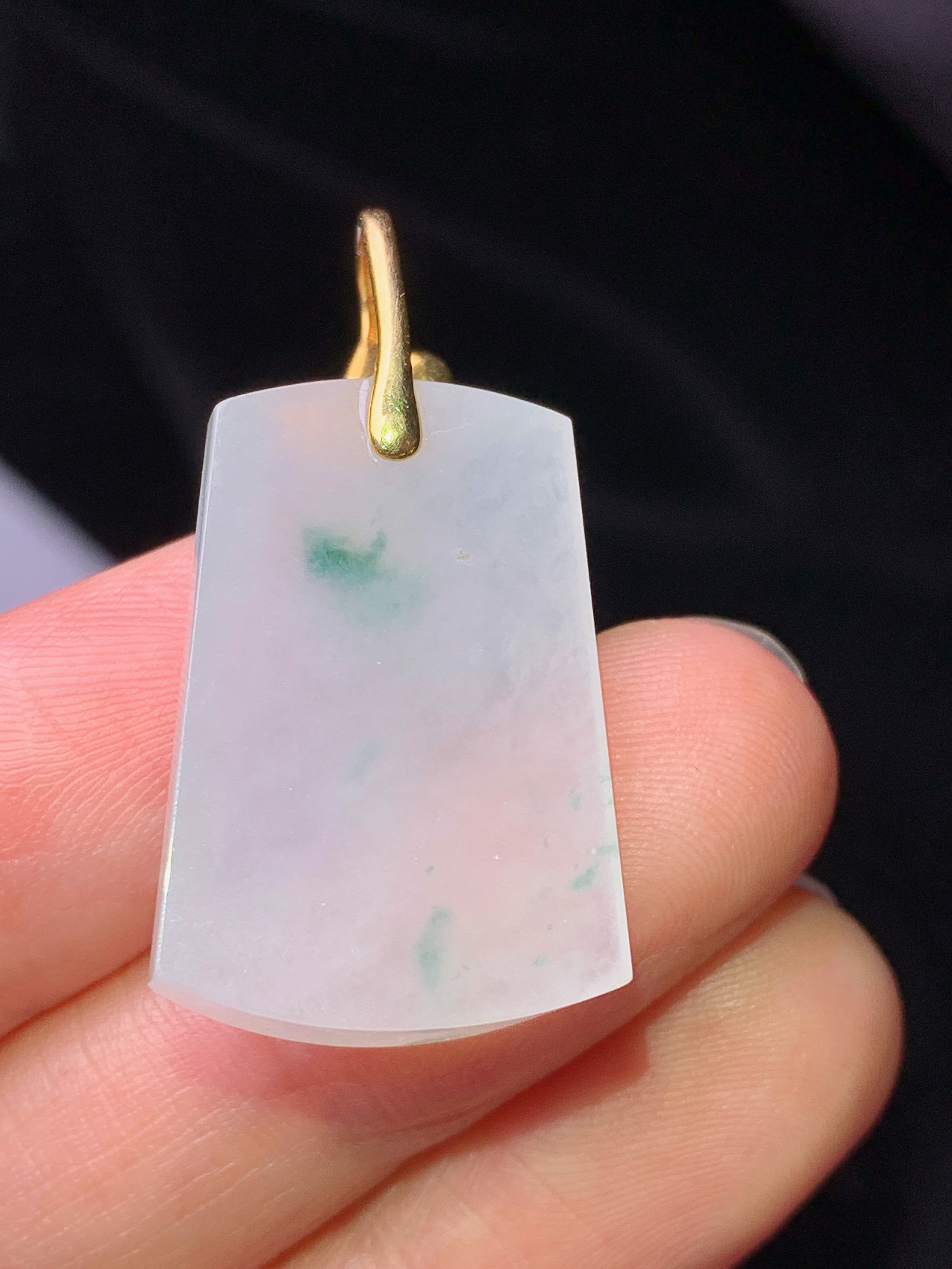 18k金镶嵌飘绿无事牌吊坠 玉质细腻 色泽艳丽清新 水润亮眼 整体尺寸31.7*17*5.8b1