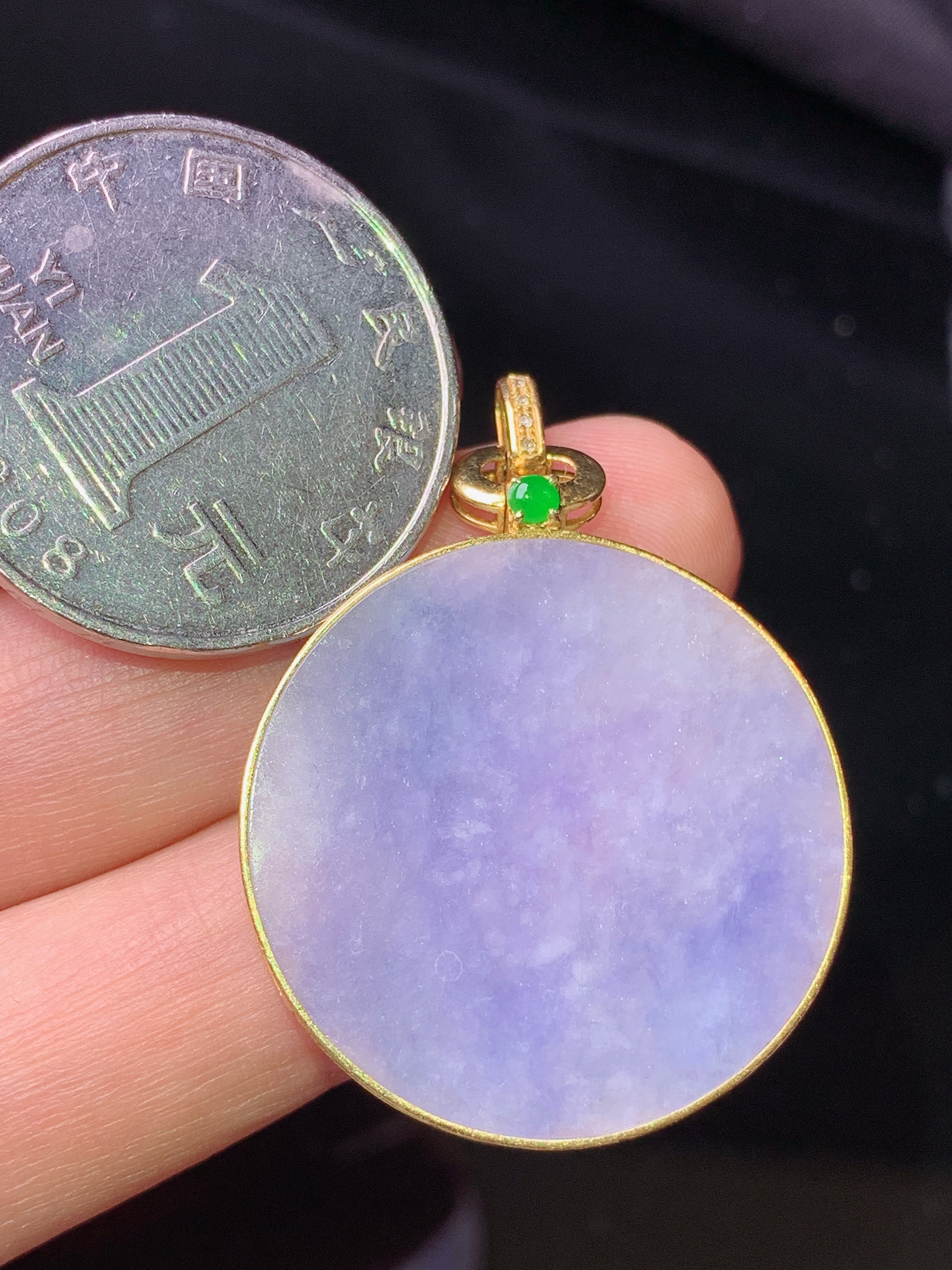 18k金镶嵌紫罗兰圆牌吊坠 玉质细腻 色泽艳丽清新 水润亮眼 整体尺寸36.5*27.2*2.8b1
