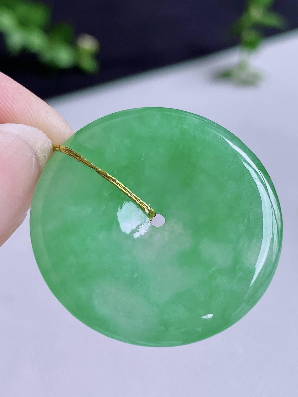 【裸石】冰阳绿平安扣吊坠
【说明】缅料 性价比高  
【尺寸】29-4.6.