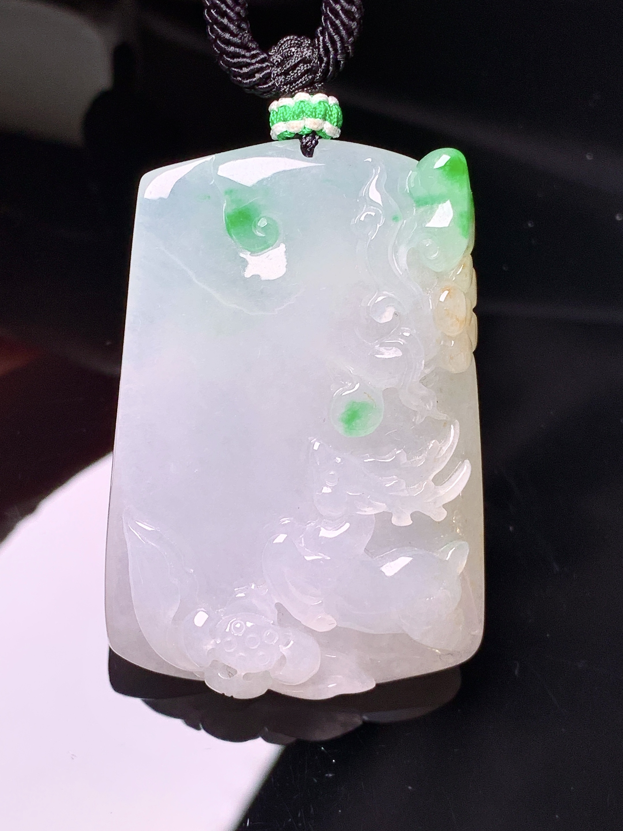 飘绿梅花鹿牌吊坠 玉质细腻 色泽艳丽清新 水润亮眼 整体尺寸46.7*32*9.3a5