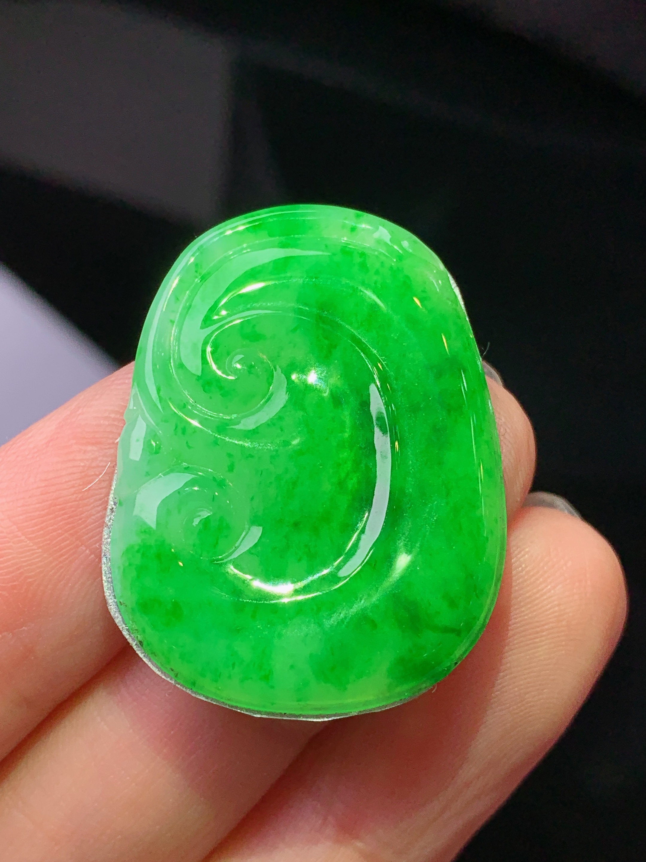 镶嵌款 翠绿如意吊坠 玉质细腻 色泽艳丽清新 水润亮眼 整体尺寸30.5*23*2.3m2