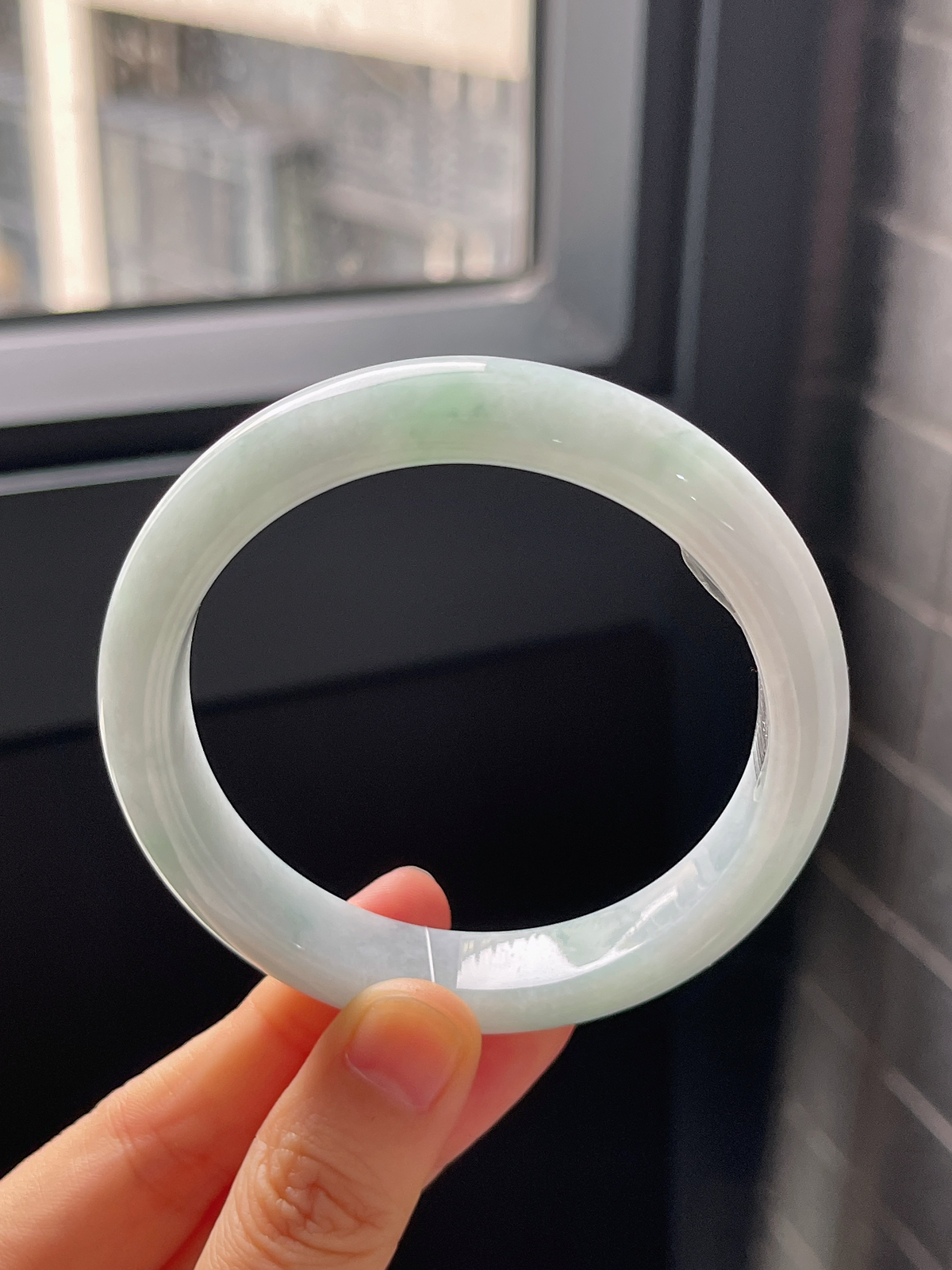 正圈57.8圈口，翡翠糯化种浅绿色手镯