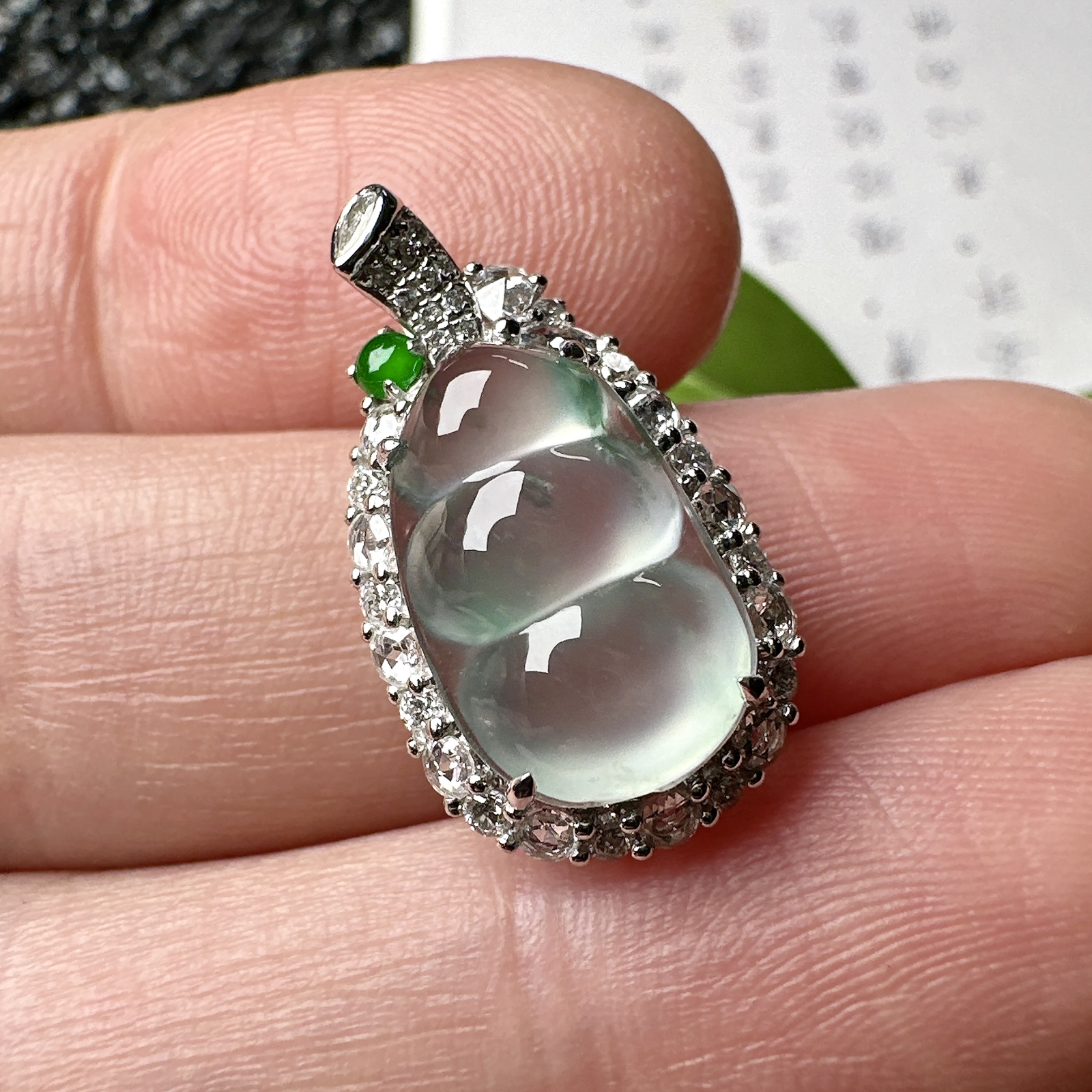 【玻璃种飘花福豆吊坠】种地上乘，冰感十足，通透起光，饱满圆润，收藏品质，18k金钻镶嵌，裸石尺寸14