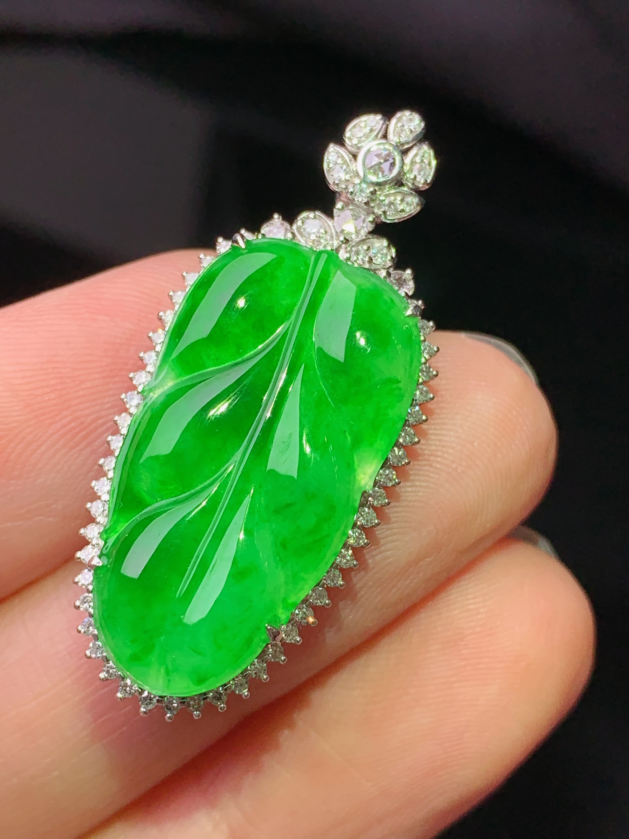 18k金钻镶嵌翠绿树叶吊坠 玉质细腻 色泽艳丽清新 水润亮眼 整体尺寸34.6*15.5*6m2