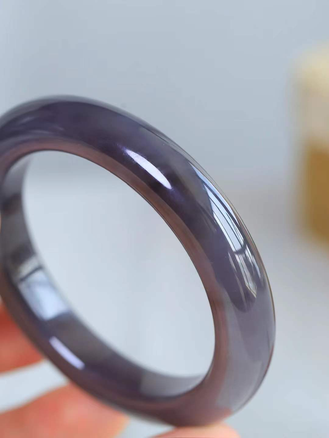 （柔情素语.手镯）

精品和田玉烟紫手镯，玉质细腻，手感温润，光泽柔和，寓意高贵、华丽、祥瑞、喜庆 ，寓意着会带来一派祥和之气！重62克   内径56mm尺寸12-10mm  7840379T