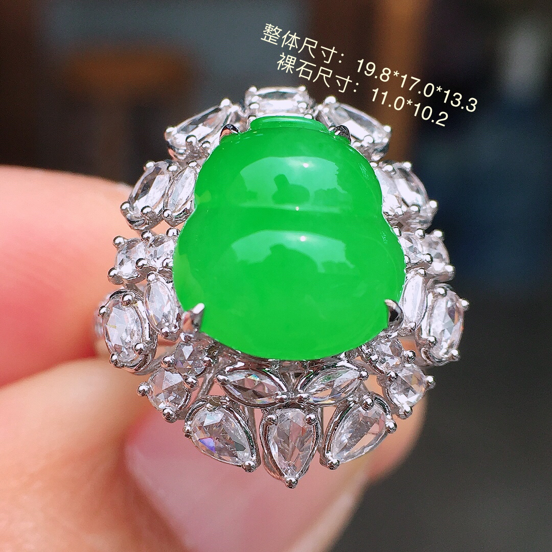 阳绿葫芦戒指/吊坠两用款，色泽均匀艳丽，玉质细腻，荧光感超
强，饱满圆润，尽显优雅气质，18k
金豪华镶嵌