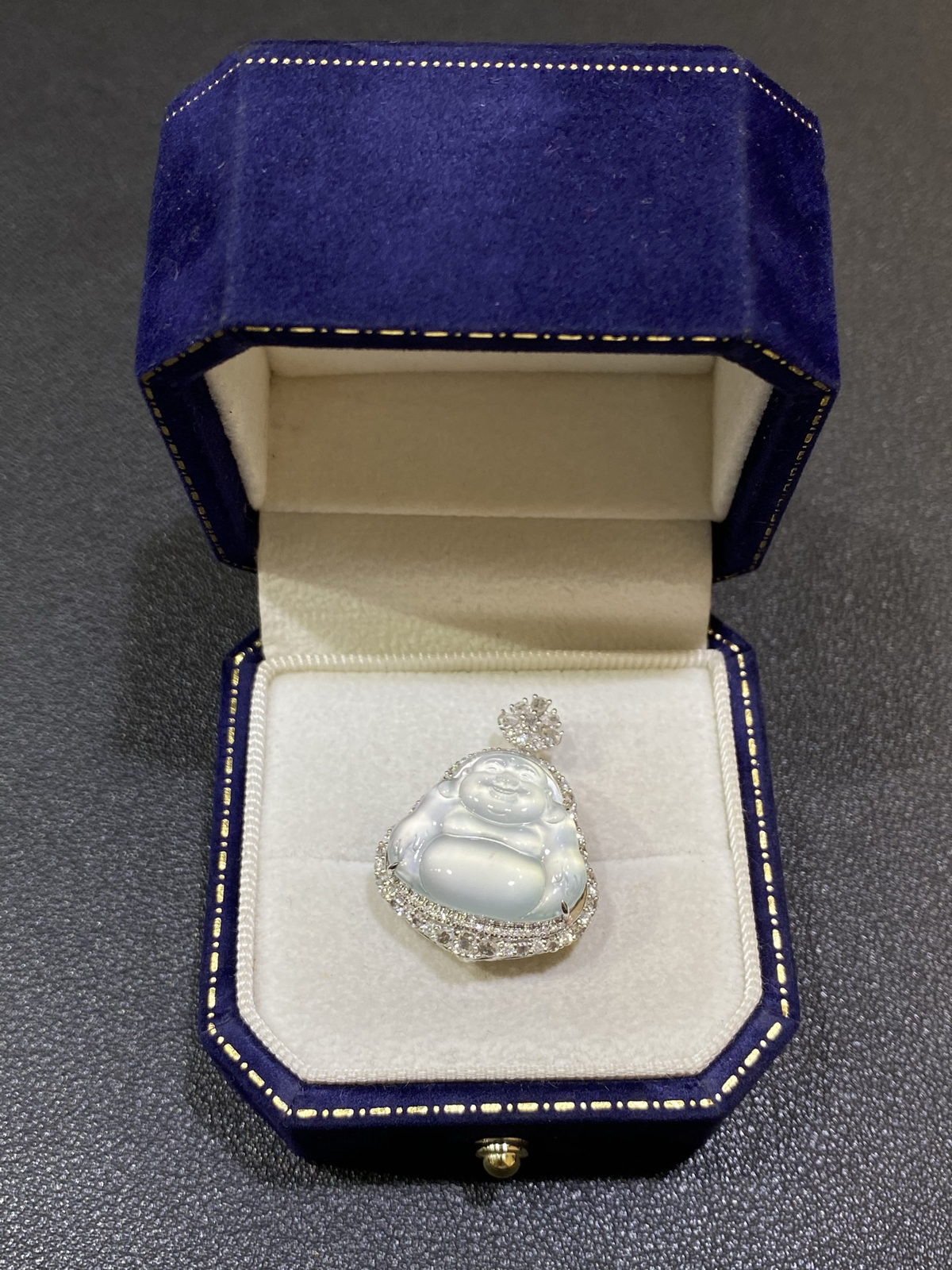 18Ｋ茅台白玻璃种起钢佛公吊坠
整体30.6/23.9/12.7
裸石18/20.5/3