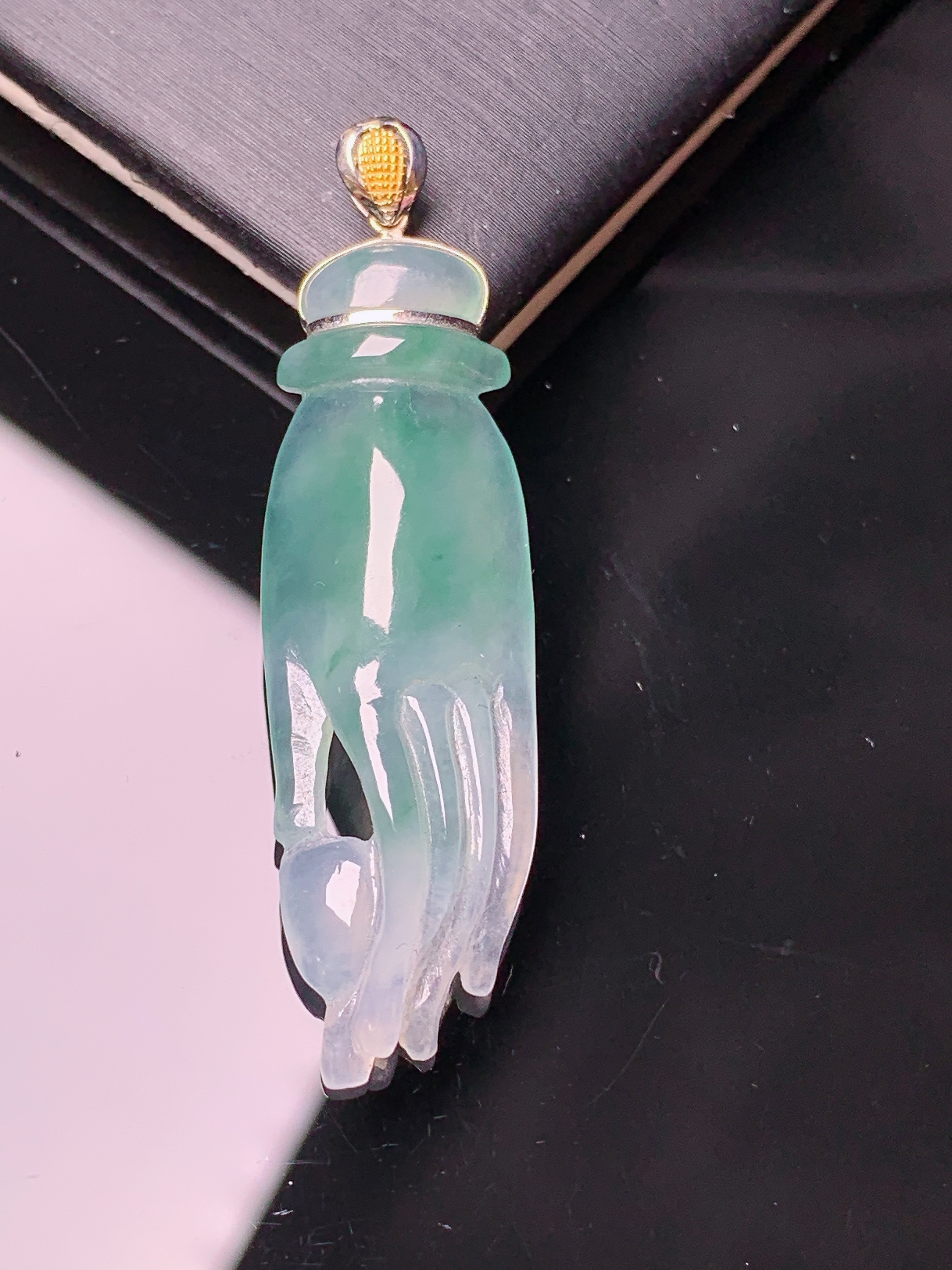 18k金镶嵌冰种飘绿掌上明珠吊坠 玉质细腻 色泽艳丽清新 水润亮眼 整体尺寸44.3*12.2*5.