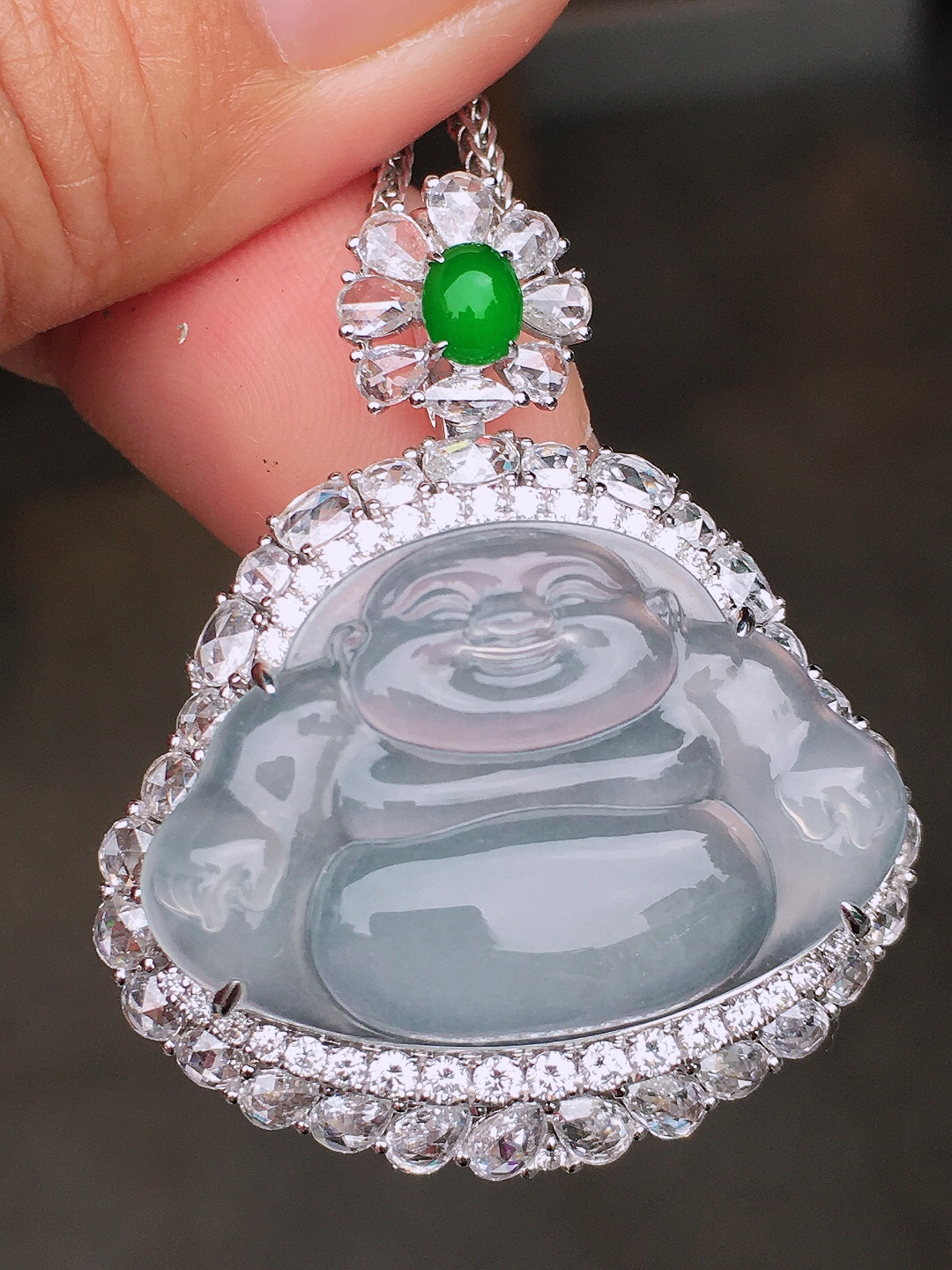 冰种佛公吊坠，玉质细腻，荧光感超
强，饱满圆润，尽显优雅气质，18k
金豪华镶嵌