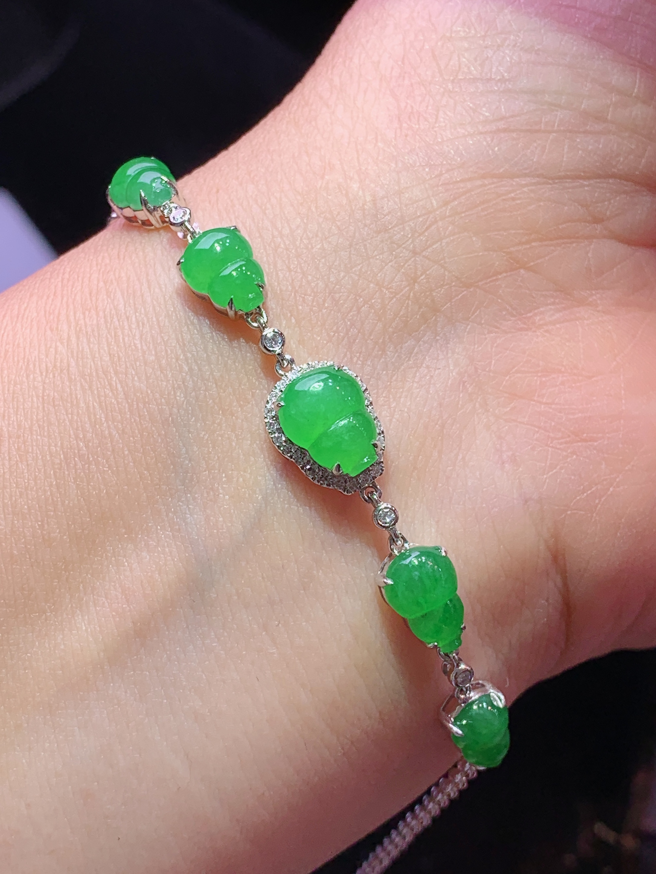 18k金钻镶嵌翠绿葫芦手链 玉质细腻 色泽艳丽清新 水润亮眼 整体尺寸160*8.8*6.2h1