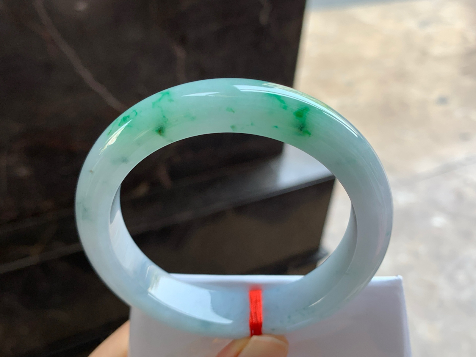 56.5-12.5-8.8

带色手镯^_^颜色好看 玉质温润