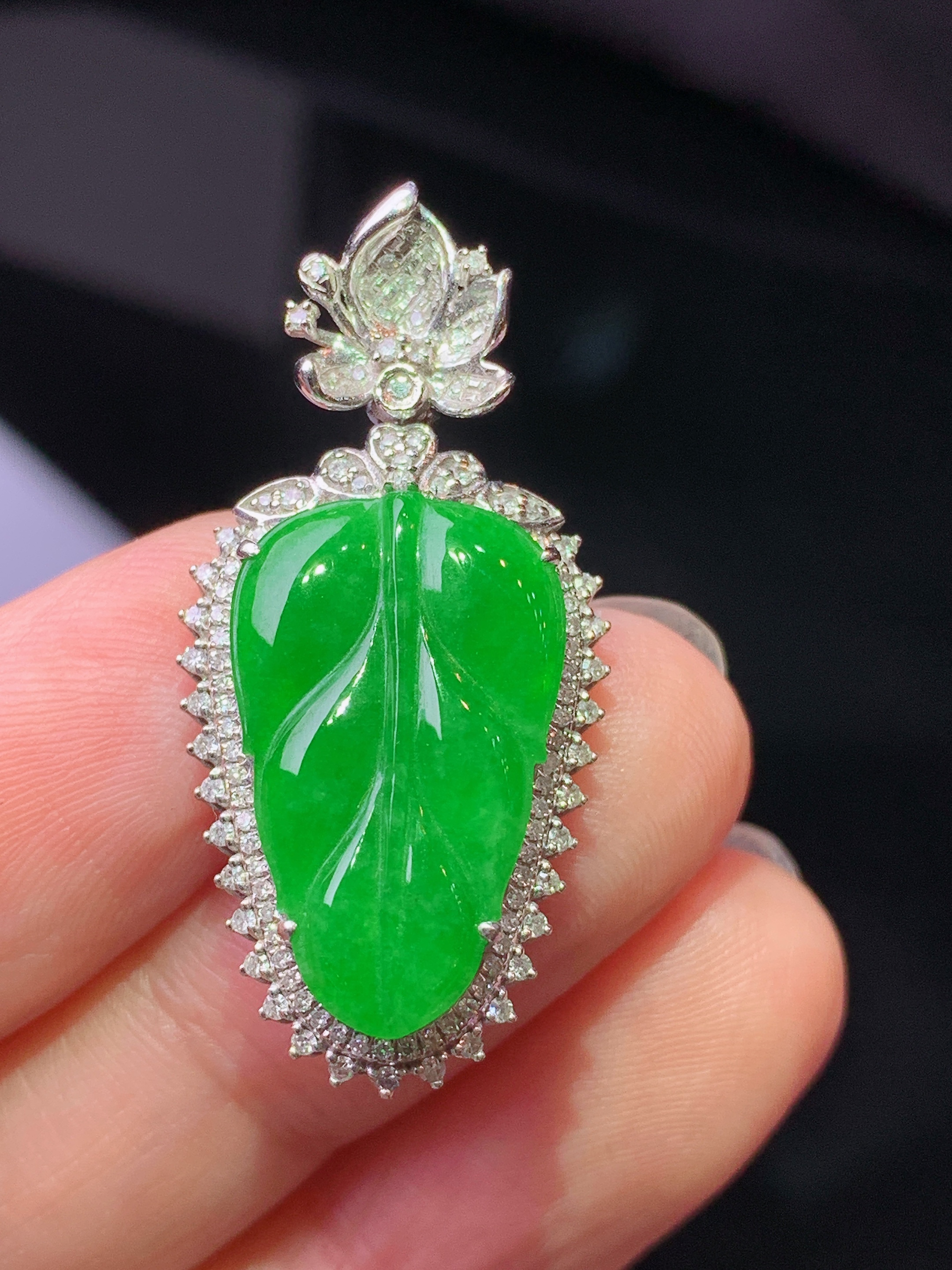 18k金钻镶嵌满绿树叶吊坠 玉质细腻 色泽艳丽清新 水润亮眼 整体尺寸32.7*16*7.6g2