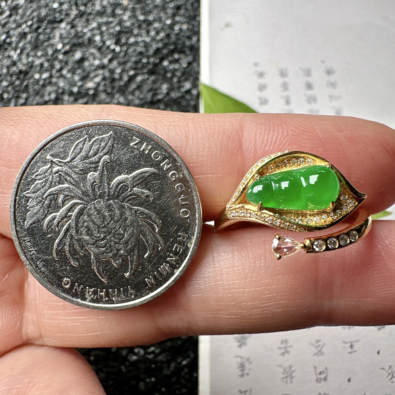 【冰种满绿福豆戒指】质地均匀细腻，冰润起光，胶感强烈，颜色娇艳，18K金钻精美镶嵌，裸石尺寸10.1*5*4毫米