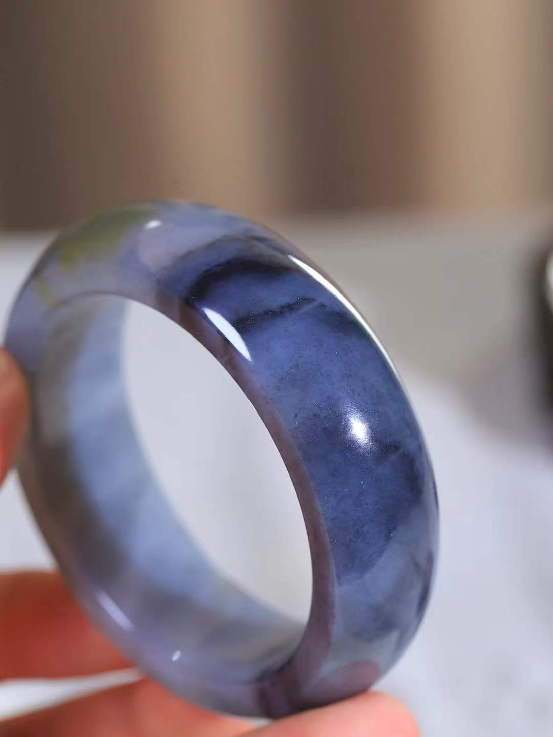 【籽.水墨风情.手镯】

新疆和田籽料青花手镯 玉质细腻饱满，镯型大气，脂感油润。青花晕染轻淌，让人迷醉其中，就如身在云雾飘渺的群山之中，雾气升腾～重110.2克 尺寸57.5-20.5-10.2mm FDA-77112900