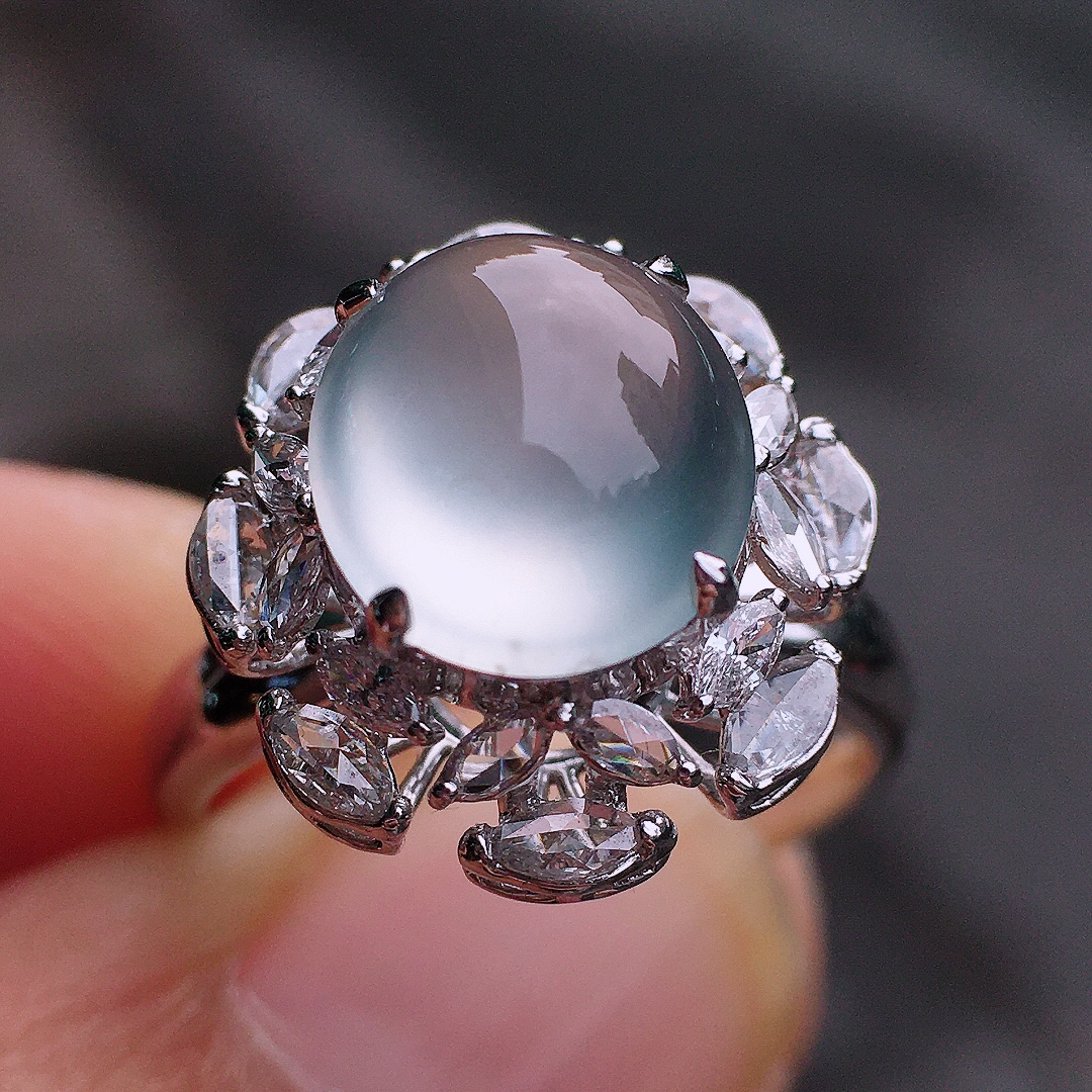 玻璃种蛋面戒指，玉质细腻，荧光感超
强，饱满圆润，尽显优雅气质，18k
金豪华镶嵌