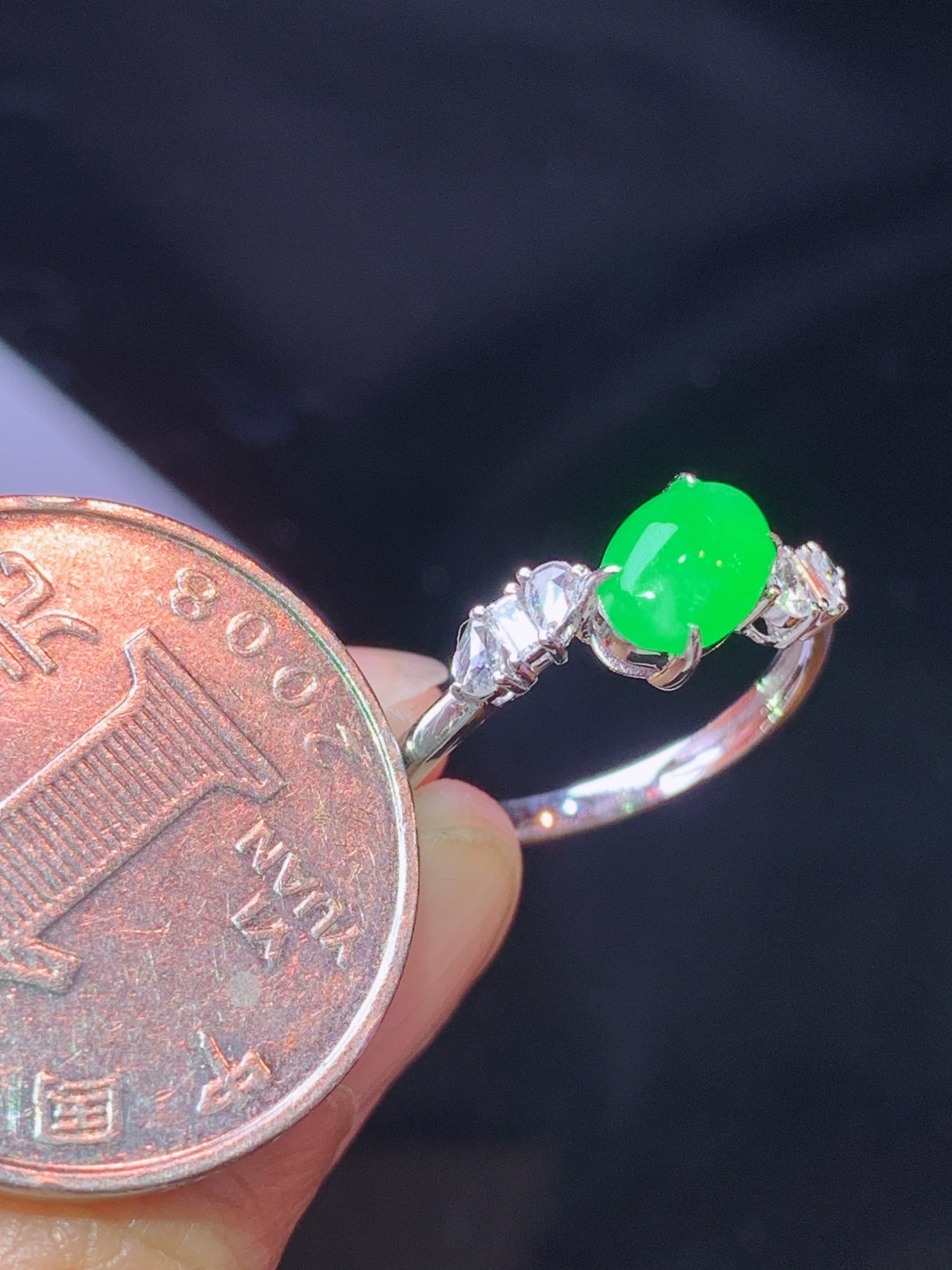 18k金钻镶嵌满绿蛋面戒指 玉质细腻 色泽艳丽清新 水润亮眼 圈口14.5 裸石尺寸7.6*5.3*2.3m3