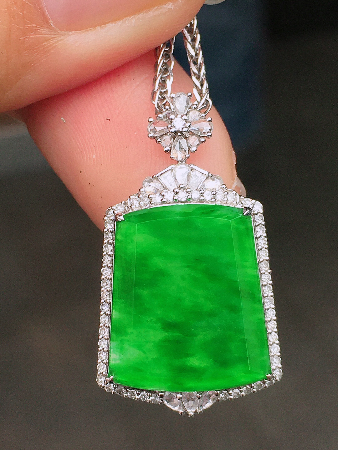 阳绿无事牌吊坠，色泽均匀艳丽，玉质细腻，荧光感超
强，饱满圆润，尽显优雅气质，18k
金豪华镶嵌