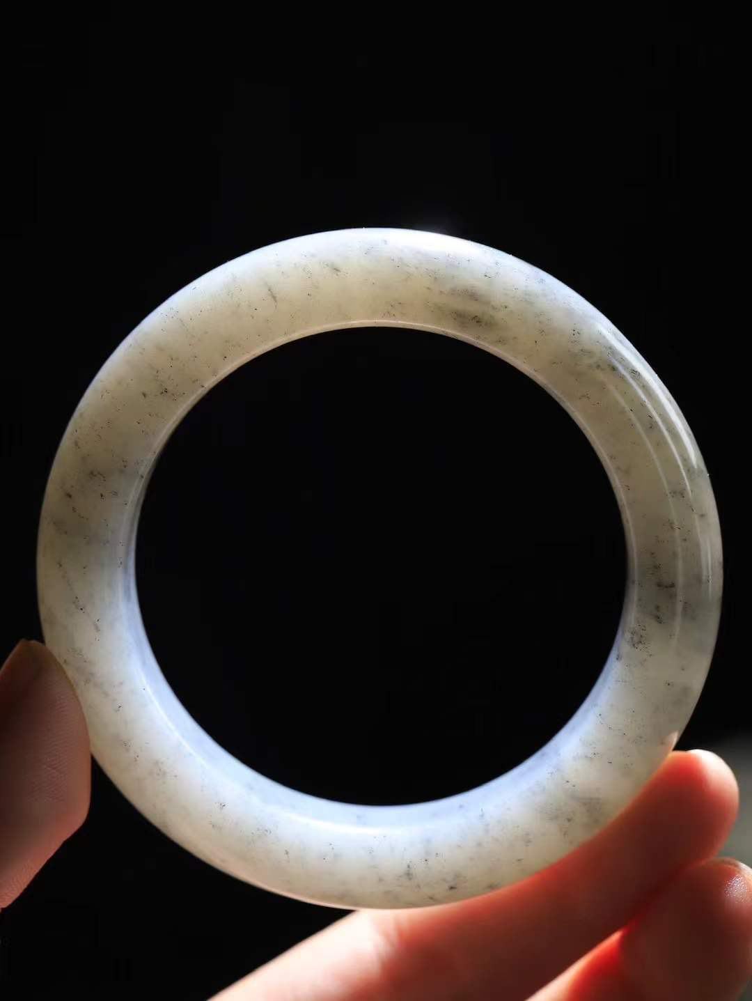 【籽.水墨风情.手镯】

新疆和田籽料青花手镯 玉质细腻饱满，镯型大气，脂感油润。青花晕染轻淌，让人迷醉其中，就如身在云雾飘渺的群山之中，雾气升腾～重98.5克 尺寸58-17-11.3mm FDT-7740300