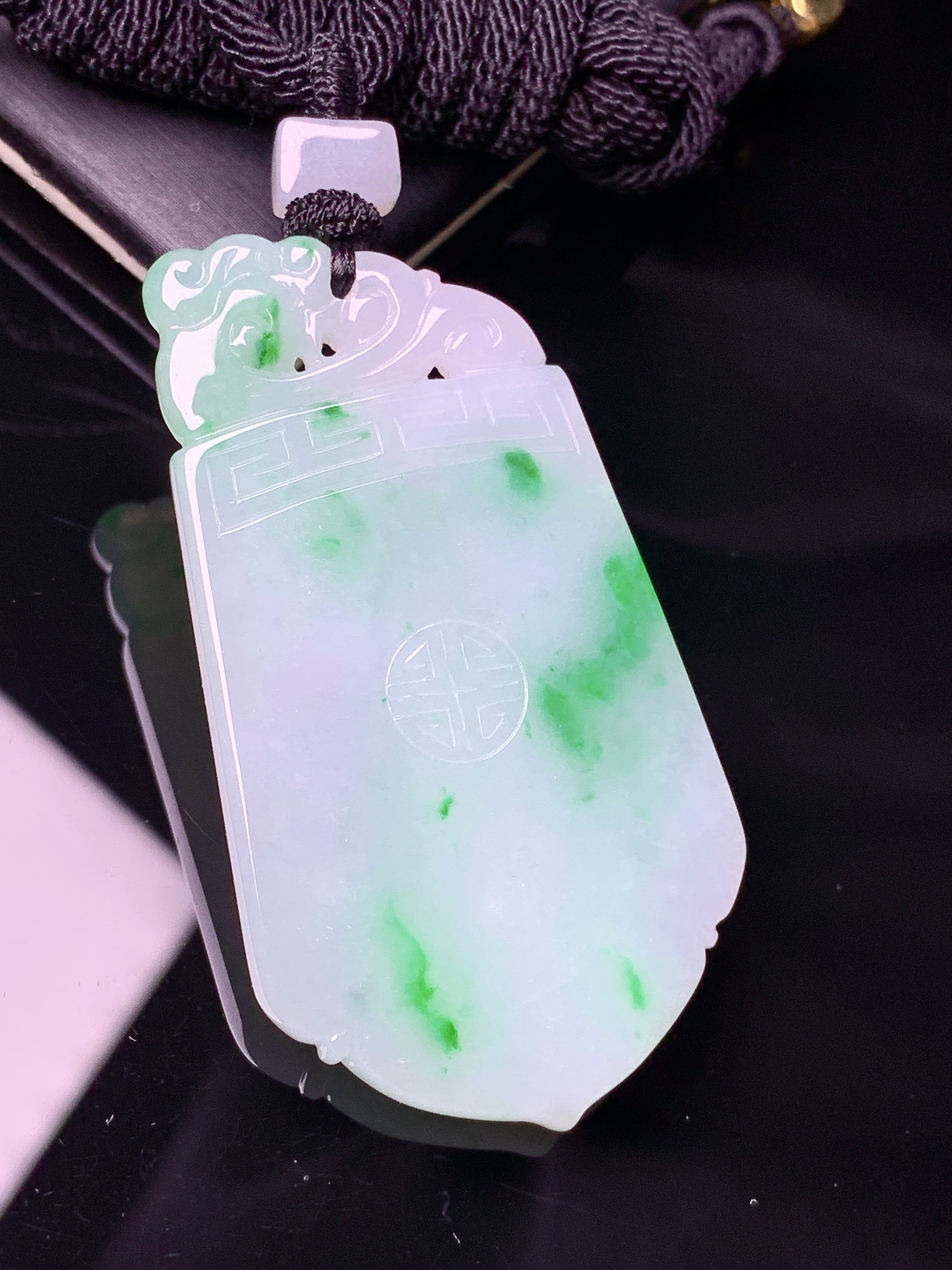 飘绿无事牌吊坠 玉质细腻 色泽艳丽清新 水润亮眼 整体尺寸51.5*27.8*3.7L1