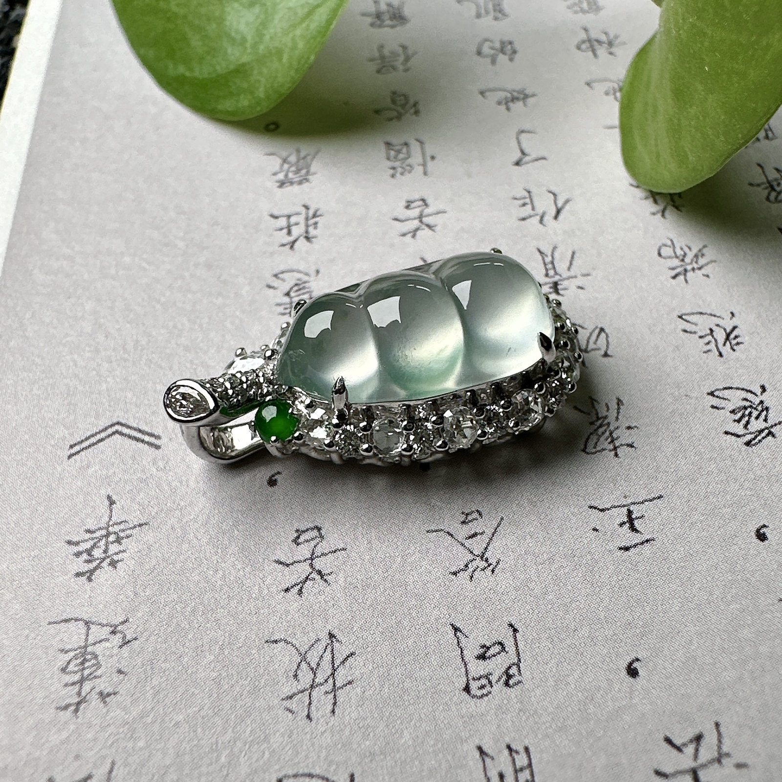 【玻璃种飘花福豆吊坠】种地上乘，冰感十足，通透起光，饱满圆润，收藏品质，18k金钻镶嵌，裸石尺寸14.4*8.7*4.1毫米