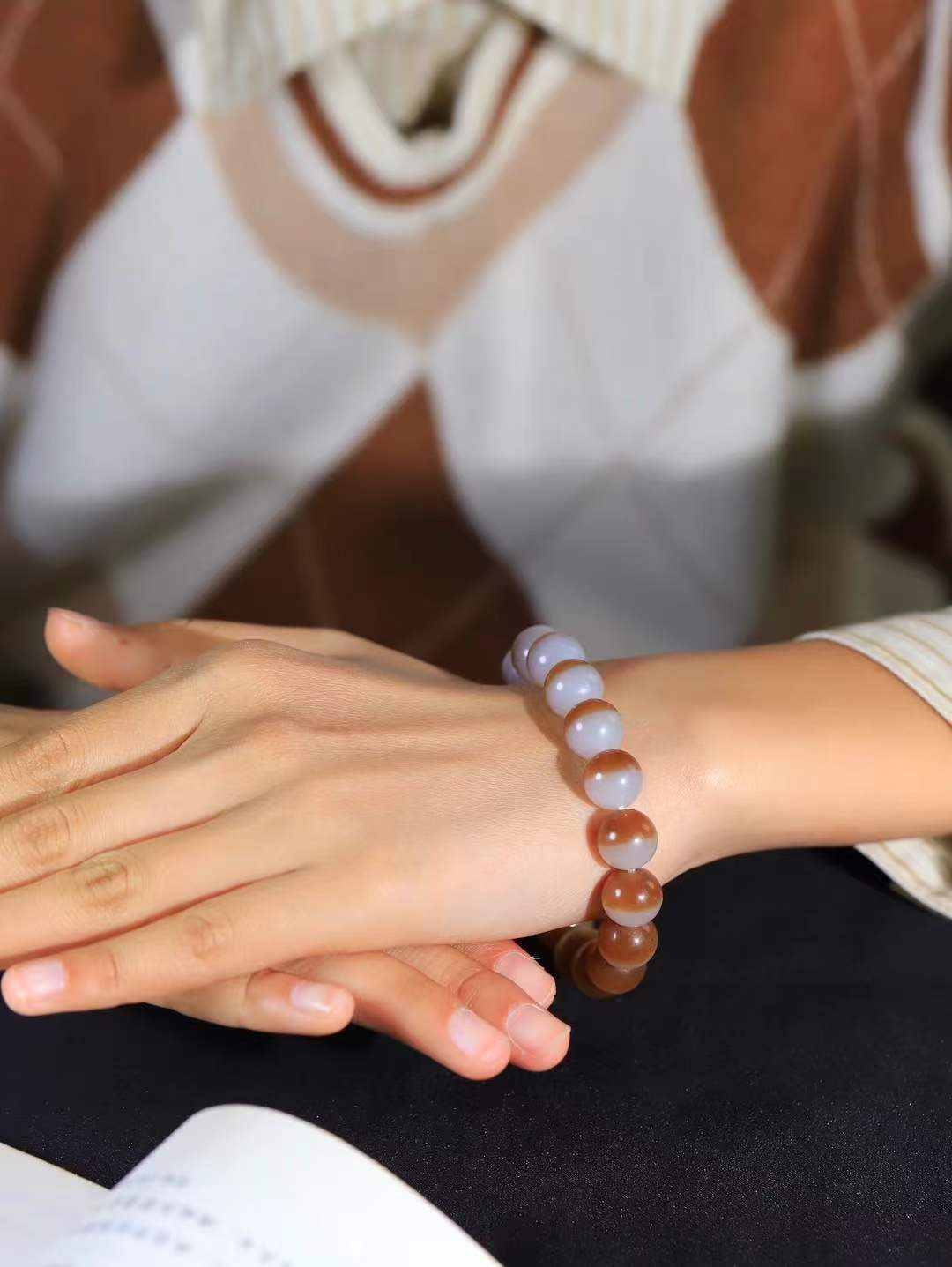 【珠圆玉润.手串】

精品和田玉糖白玉珠圆玉润手串 玉质温润细腻  整串打磨圆润，佩戴舒适。珠珠落玉