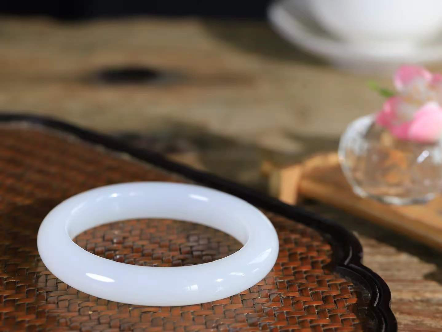 【腕间柔情.手镯】   

精品和田玉白玉手镯 玉质温润细腻 油性十足 古朴秀雅 轻抚岁月的栏杆软香