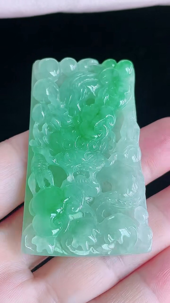 【翡翠名称】老坑种冰飘阳绿龙牌翡翠挂件
【翡翠尺寸】61.3/36/8.5mm
【翡翠描述】宝贝种老水足，玉质细腻，色泽靓丽，性价比高，佩戴效果好！
【其它赠送】权威证书/精美挂绳盒子/支持全国复检