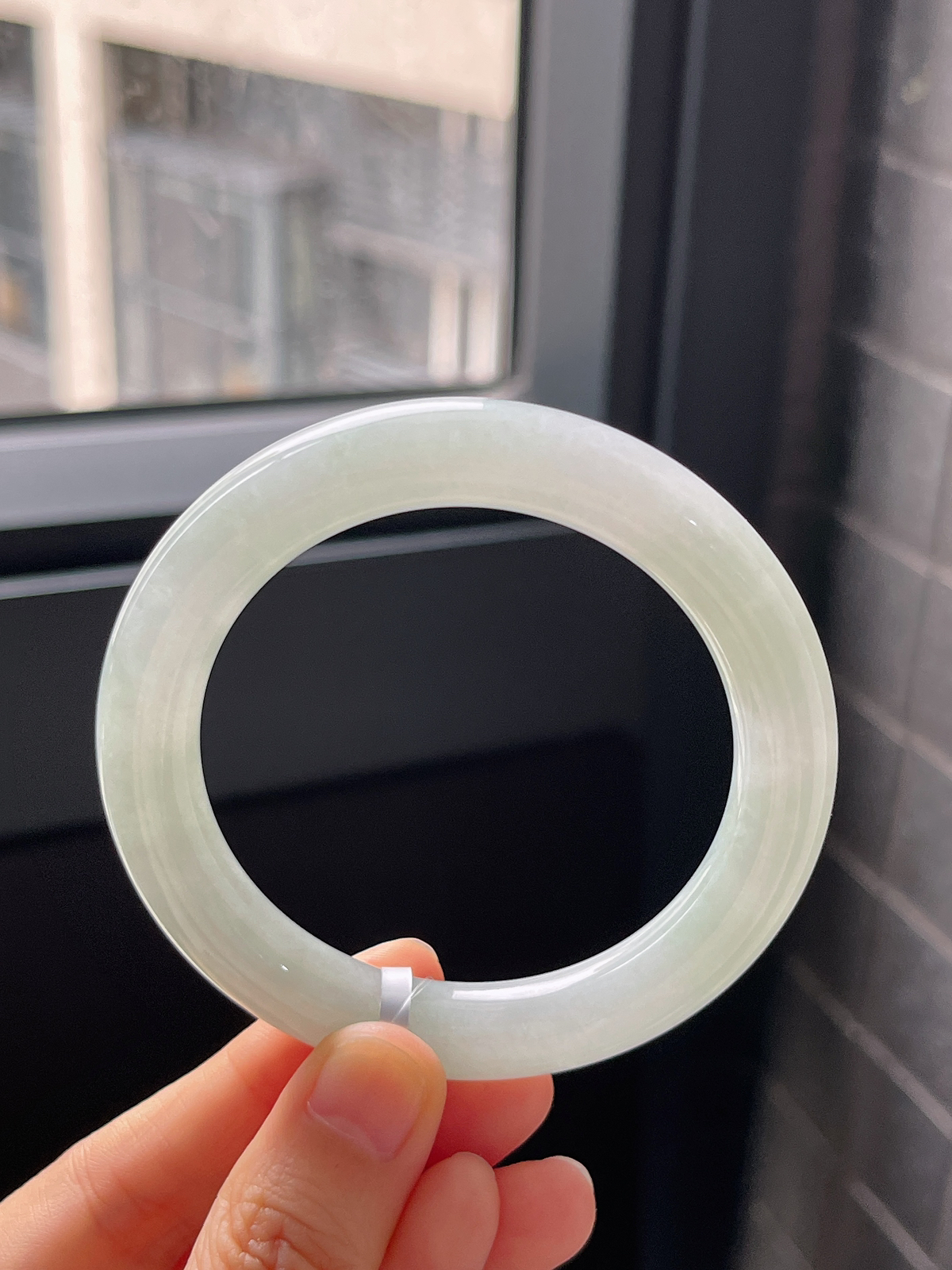 圆镯52.4圈口，翡翠冰糯种浅绿色手镯