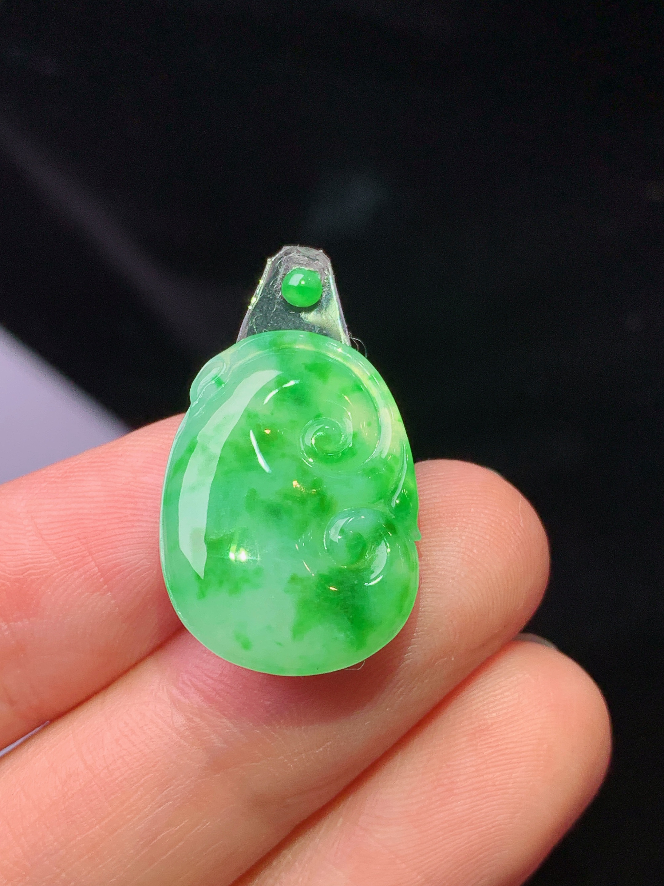 镶嵌款 飘绿如意吊坠 玉质细腻 色泽艳丽清新 水润亮眼 整体尺寸21.2*15*3*2x