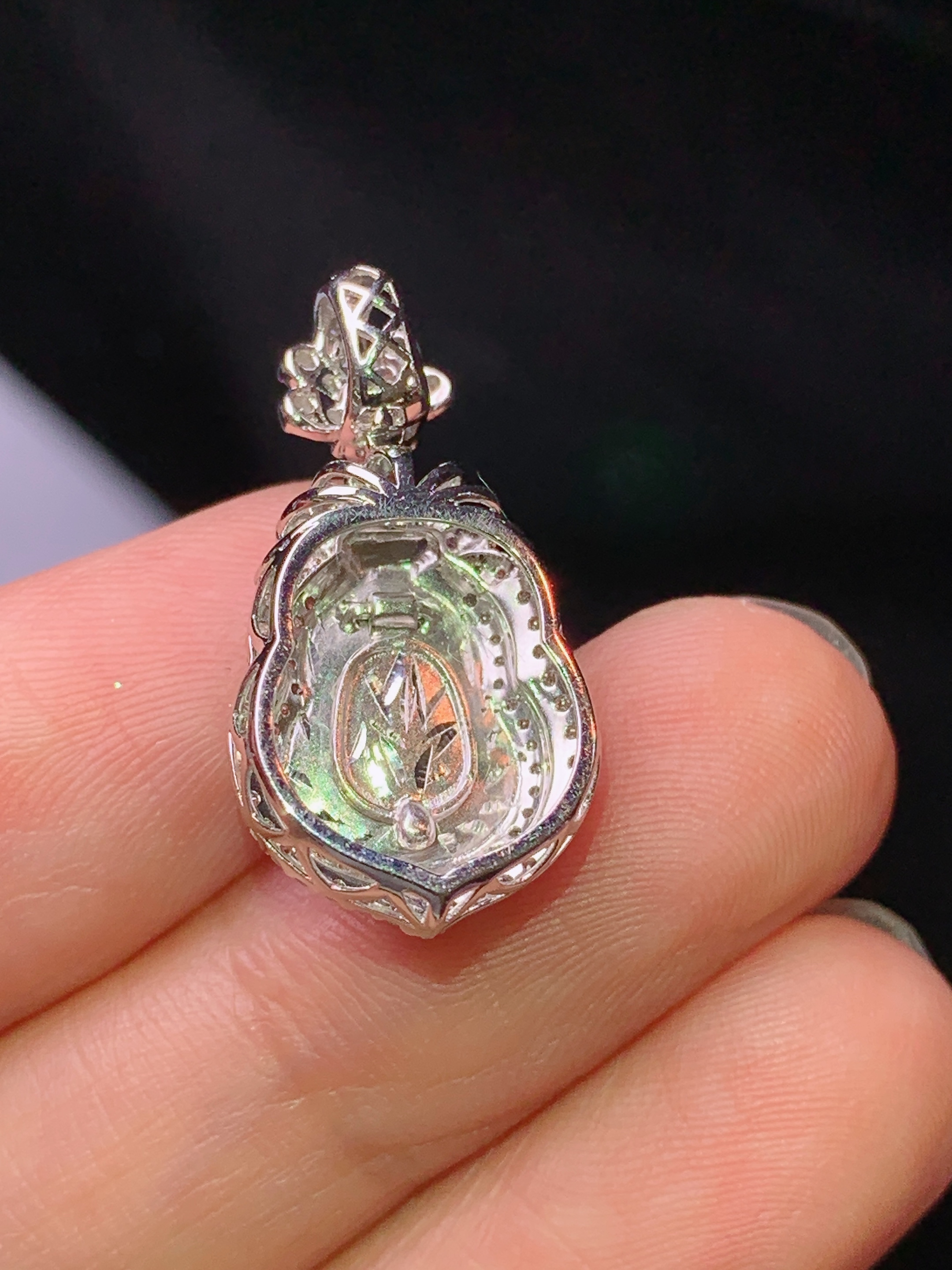 18k金钻镶嵌满绿葫芦吊坠 玉质细腻 色泽艳丽清新 水润亮眼 整体尺寸24.8*12.5*8h1