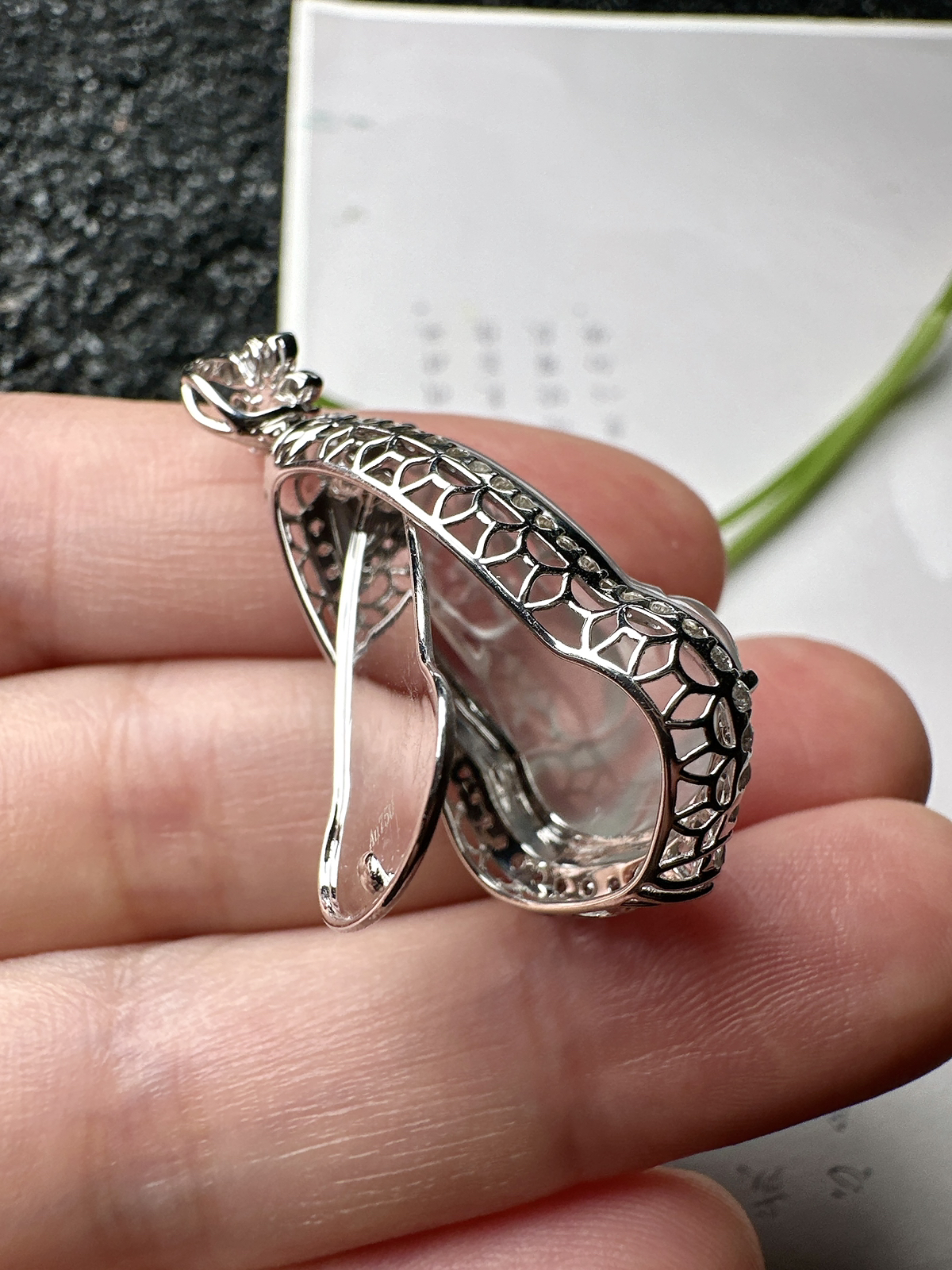 【冰种宝宝观音吊坠】种水上乘，晶莹剔透，纯净通透，莹光感很强，18k金钻镶嵌，裸石尺寸25*16*2.8毫米