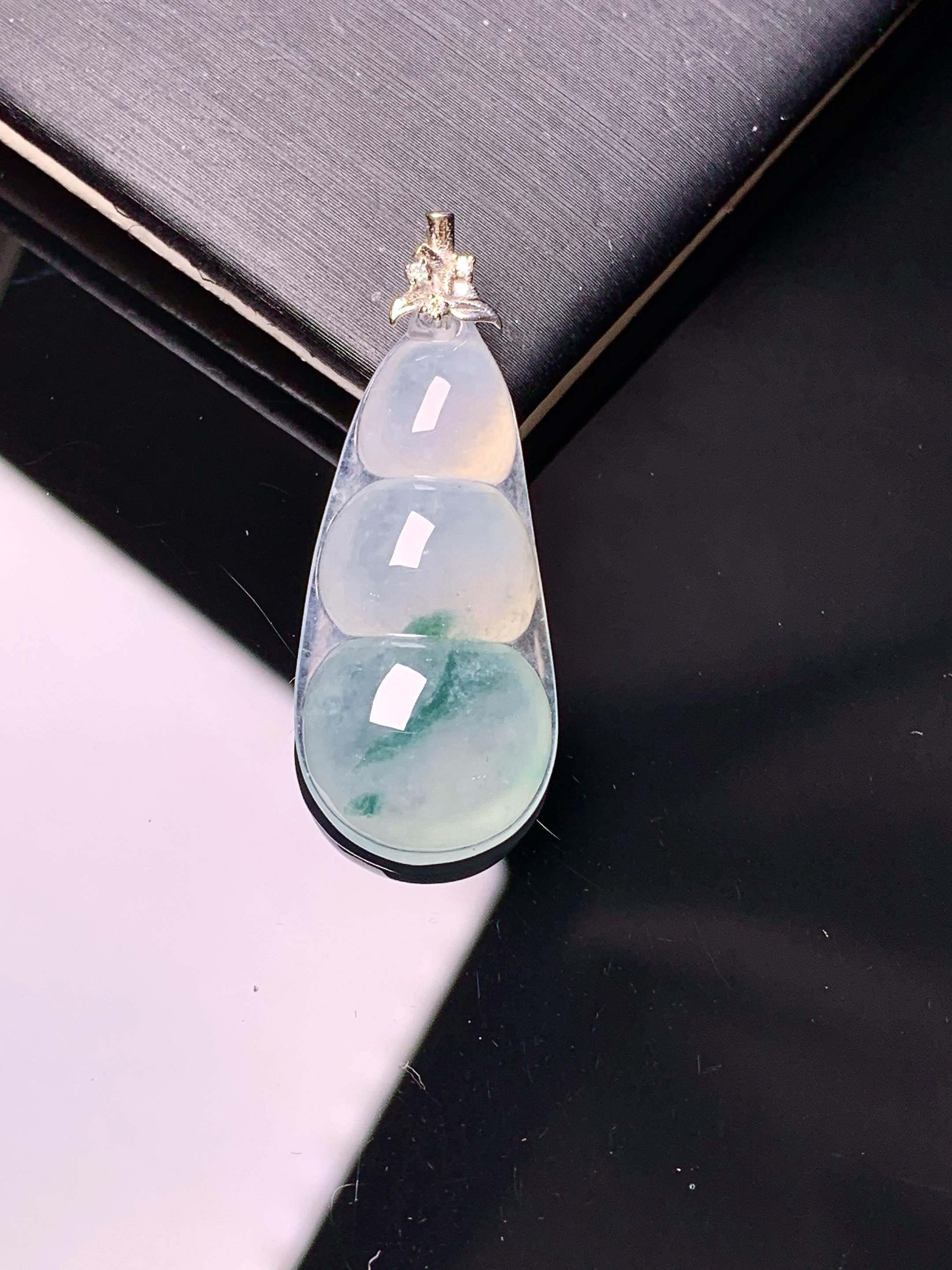 18k金钻镶嵌飘绿四季豆吊坠 玉质细腻 色泽艳丽清新 水润亮眼 整体尺寸33.6*13.5*7m1