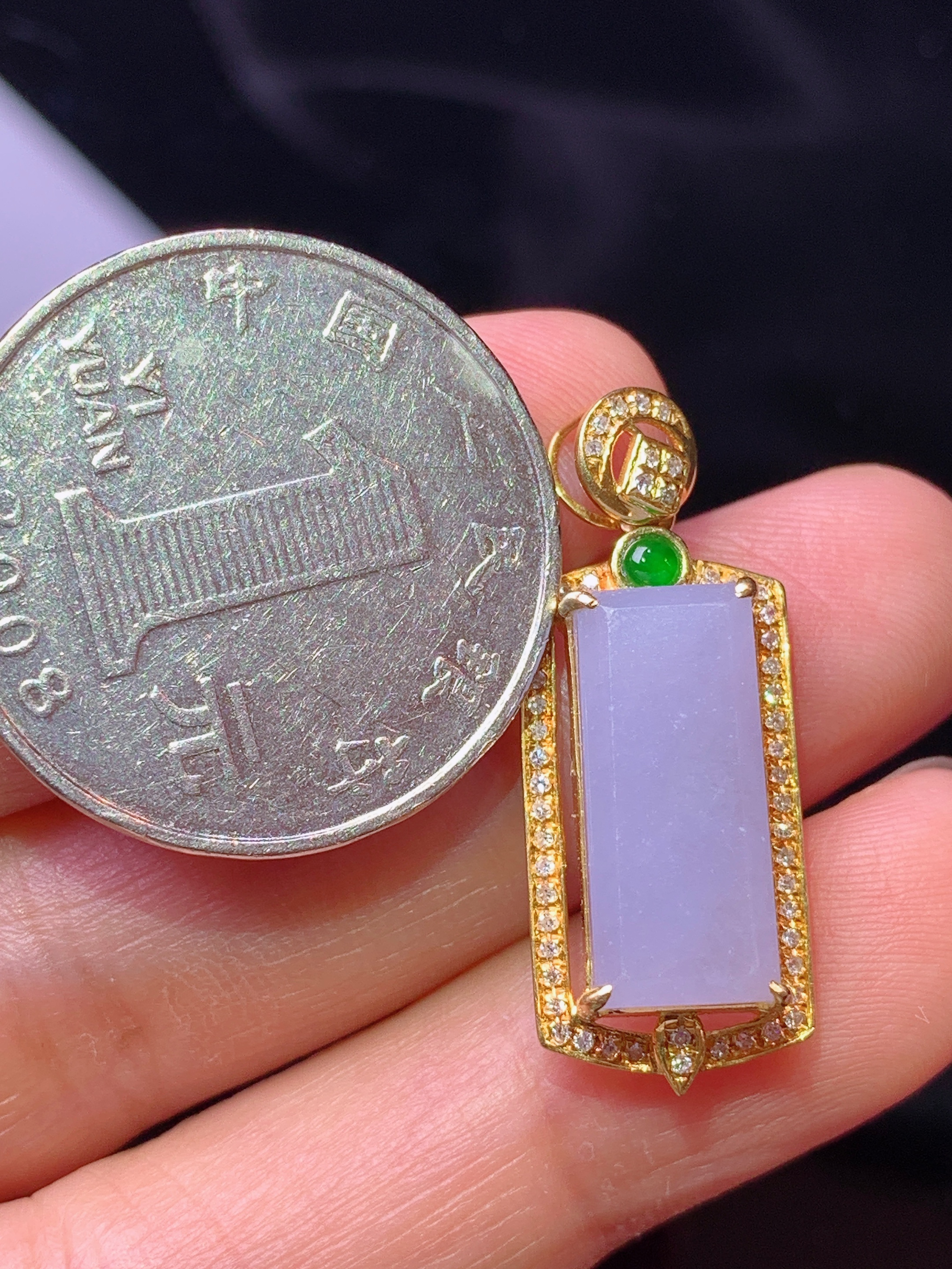 18k金钻镶嵌紫罗兰无事牌吊坠 玉质细腻 色泽艳丽清新 水润亮眼 整体尺寸28.8*11.2*7f3