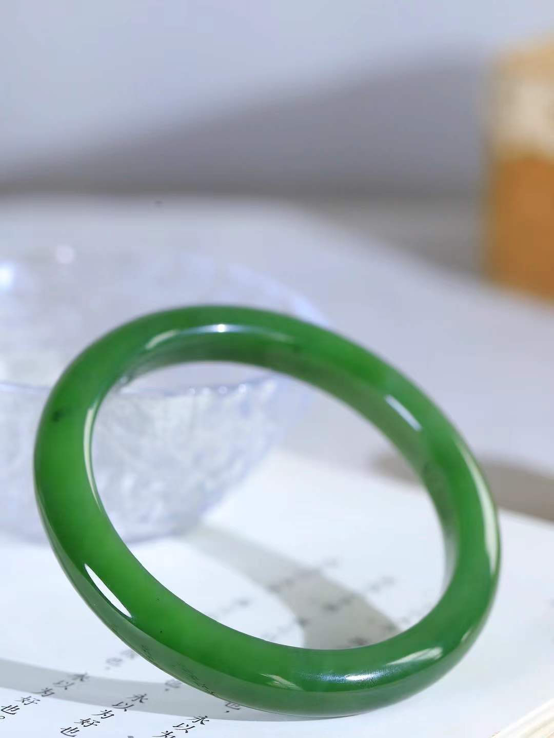 【温润如心.镯】

精品和田玉碧玉手镯，精选上等碧玉料，色泽清透，质地细腻。佩戴它，感受千年玉文化的温润与优雅，愿它为您带来平安与幸福。重52.5克  尺寸62-10.4-8.7mm  1040211A