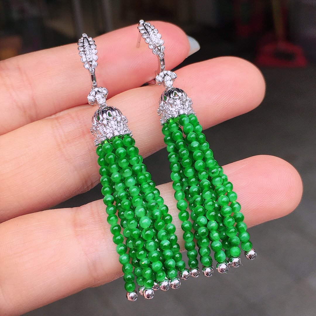 阳绿珠子耳坠，色泽均匀艳丽，玉质细腻，荧光感超
强，饱满圆润，尽显优雅气质，18k
金豪华镶嵌