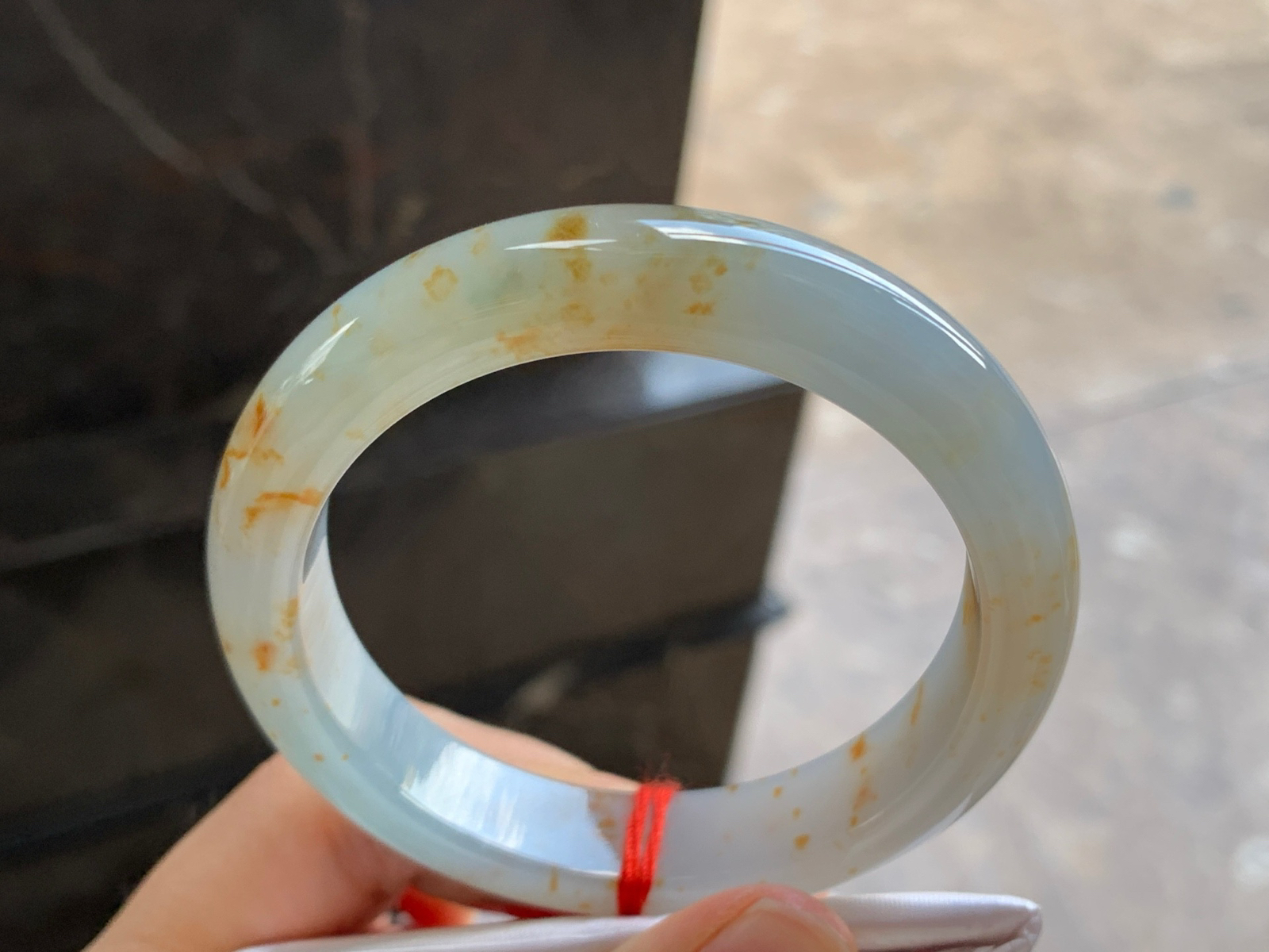 55.5-12.2-8.6

撒金手镯^_^玉质温润 细腻