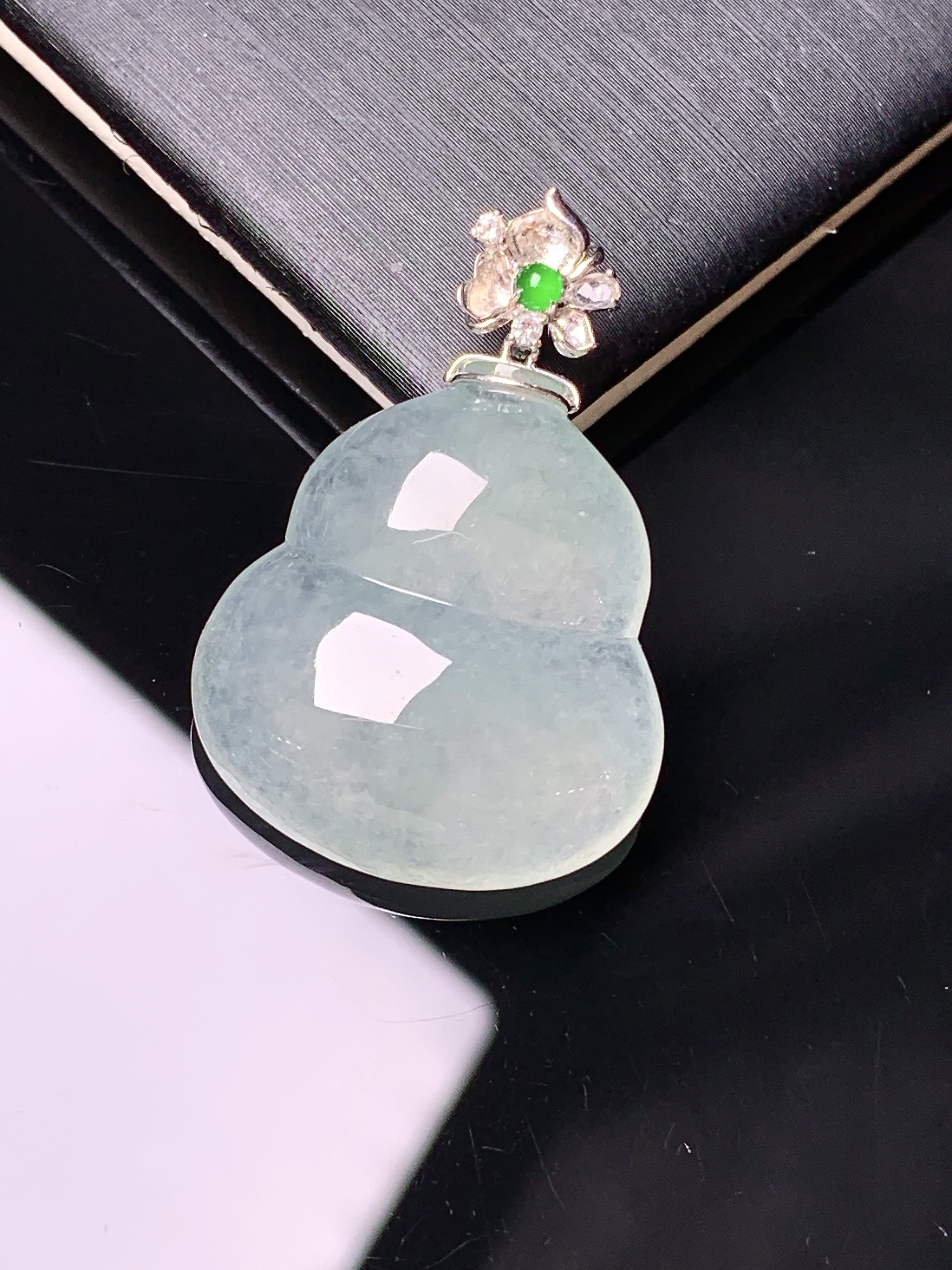 18k金钻镶嵌冰种葫芦吊坠 玉质细腻 色泽艳丽清新 水润亮眼 整体尺寸30.7*20.8*6.2c1