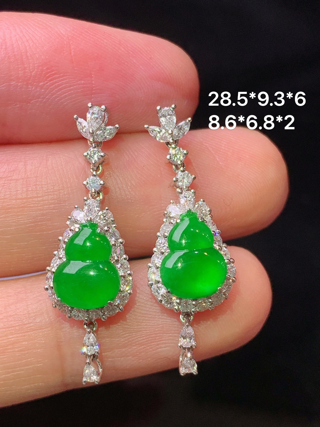 18k金钻镶嵌满绿葫芦耳坠 玉质细腻 色泽艳丽清新 水润亮眼 整体尺寸28.5*9.3*6m3