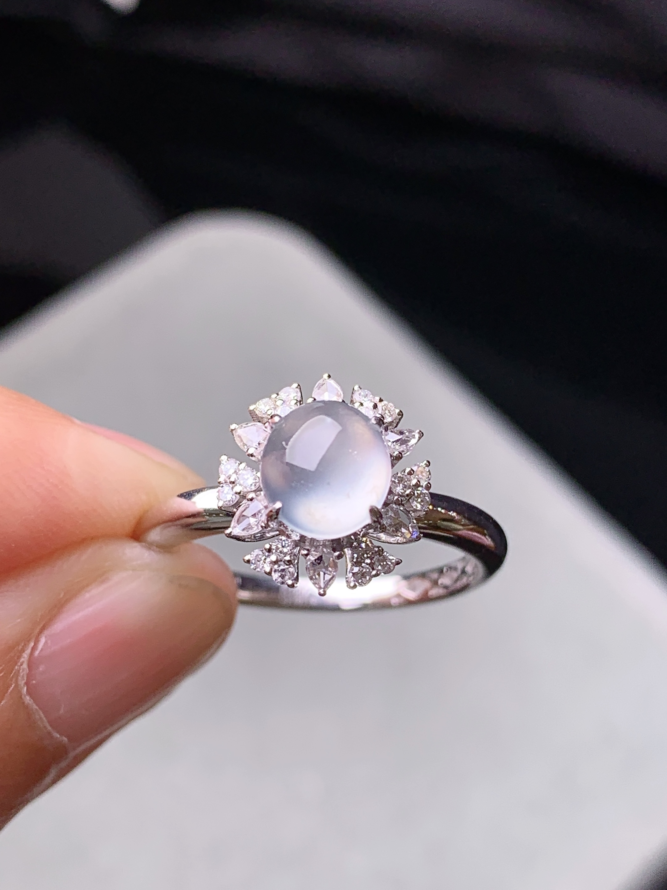 18k金钻镶嵌冰种蛋面戒指 玉质细腻 色泽艳丽清新 水润亮眼 圈口14 整体尺寸11*10.2*8.