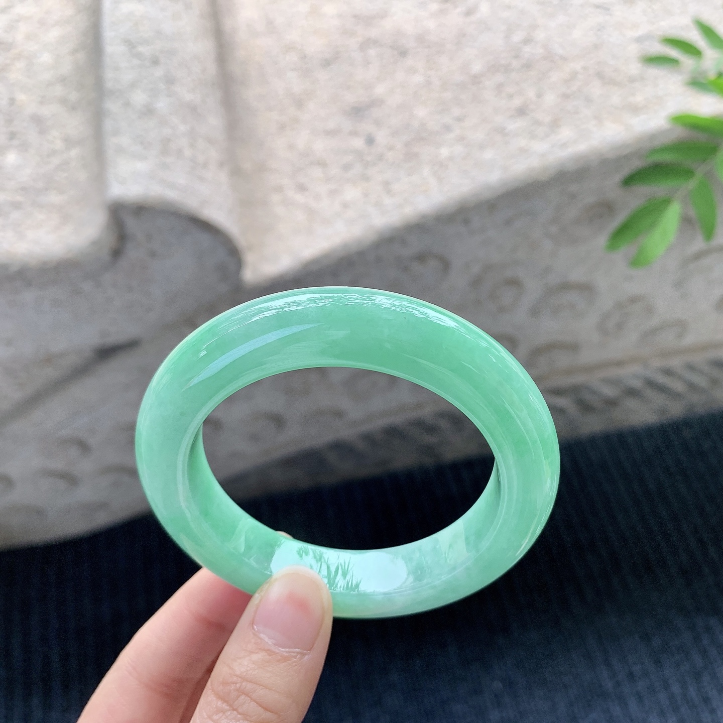 正圈53 54【圈口】54.8/11.8/10.6【万【编码】A1120538【描述】满绿，水润，种老，细腻，内侧有纹线